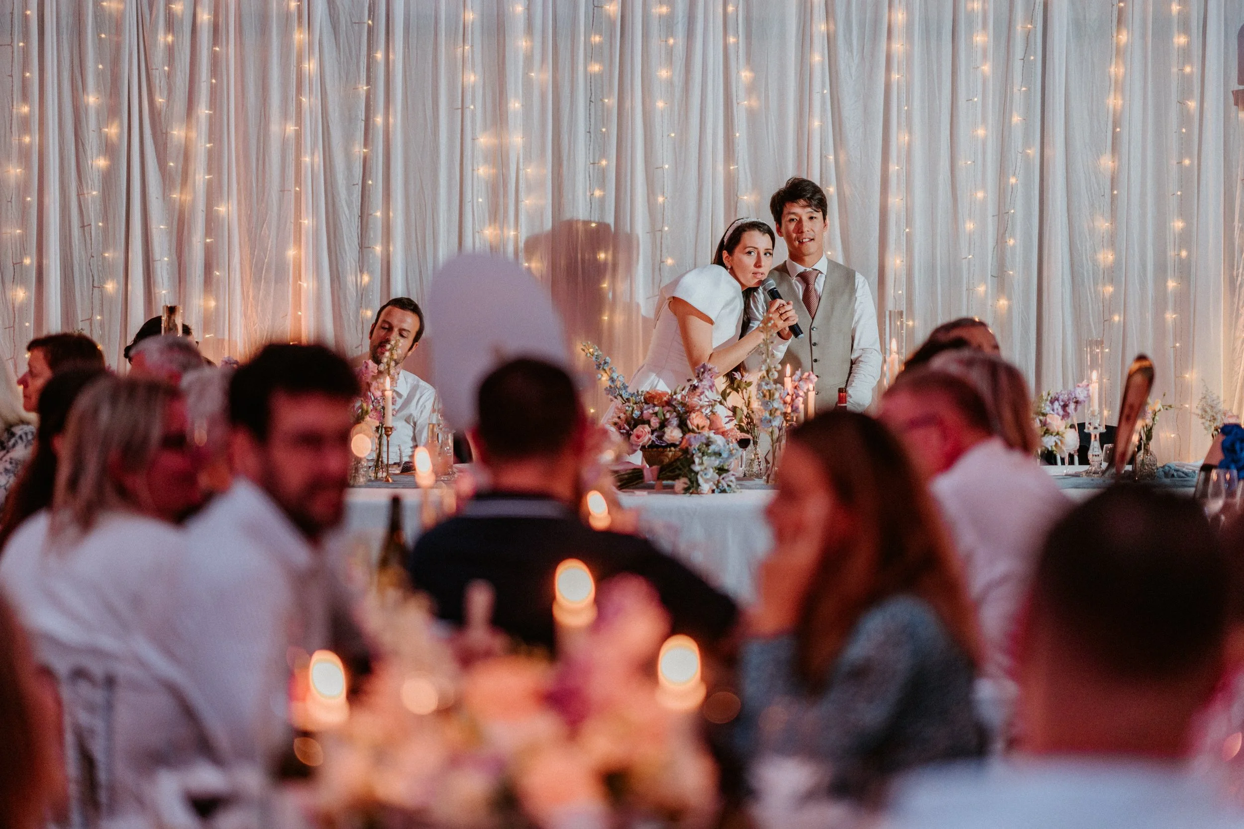 les mariés prononçant un discours de mariage, moment capturé en reportage par Stéphane Joly photographe