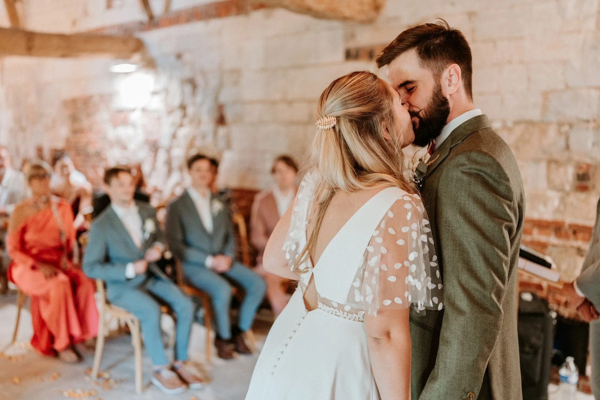 Couple de mariés échangeant leurs alliances pendant leur cérémonie, reportage mariage par Stéphane Joly photographe