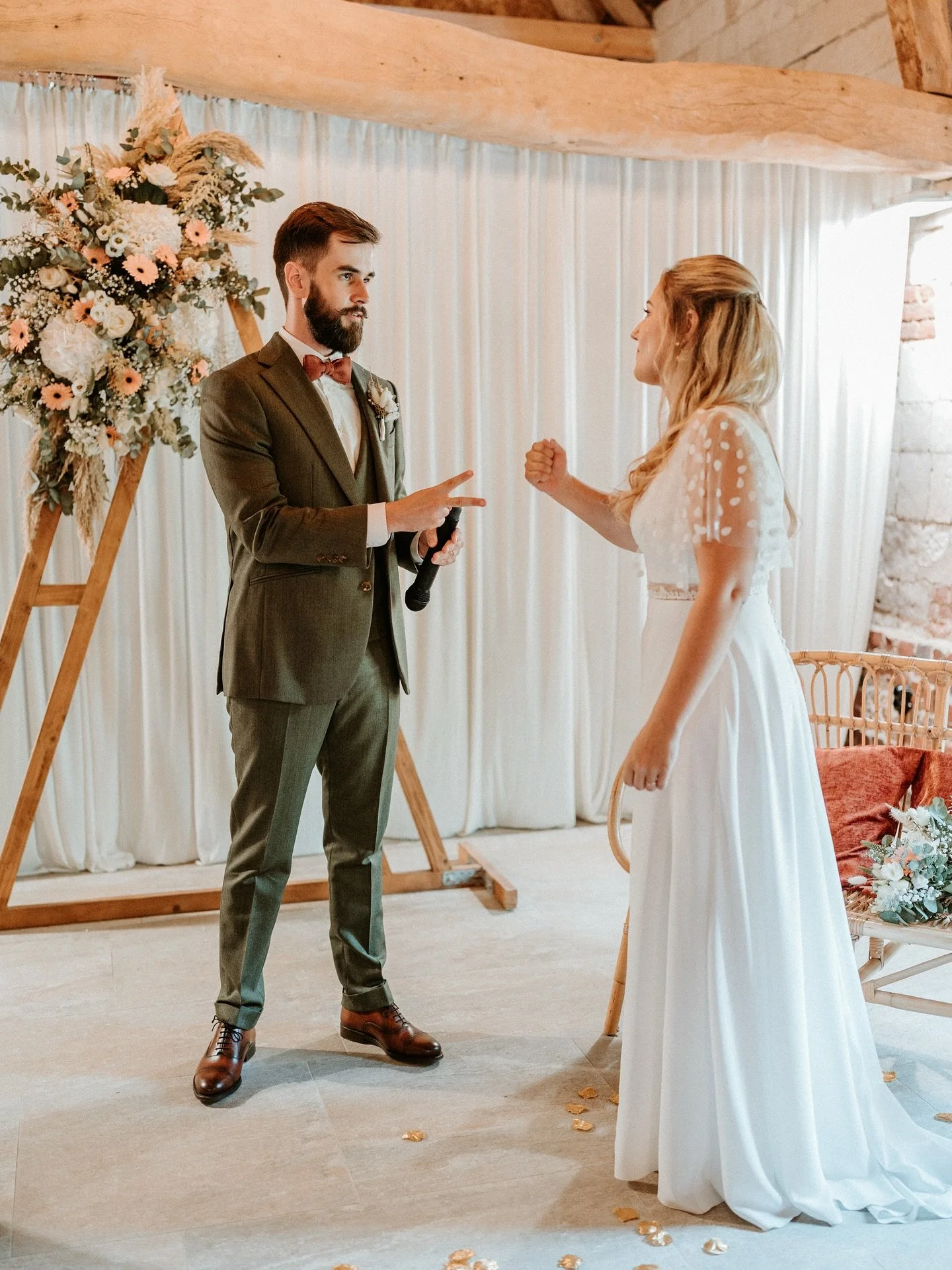 Une c&eacute;r&eacute;monie la&iuml;que riche en &eacute;motions! Des rires, des larmes et un chifoumi pour savoir qui d&rsquo;Emilie ou Baptiste commence ses v&oelig;ux 🥰 vraiment une magnifique souvenir ❤️

#mariage #bridetobe #mariage2026 #photog