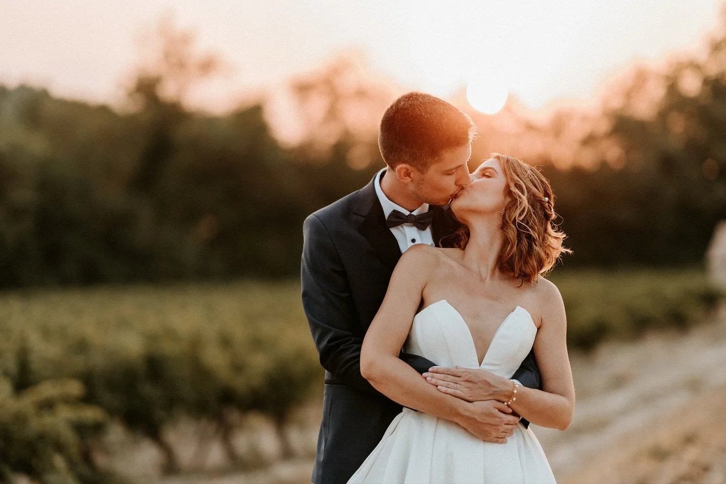 Encore un petit aper&ccedil;u du mariage de Laura et Jannik, avec une jolie s&eacute;ance couple r&eacute;alis&eacute;e dans les vignes au coucher de soleil.

#mariage #mariage2026 #mariage2027 #photographemariage #wedding #bridetobe
