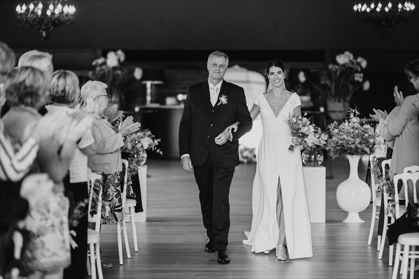 Une c&eacute;r&eacute;monie riche en &eacute;motions 🥰

Petit extrait de la c&eacute;r&eacute;monie la&iuml;que de Mathilde et Alex, au Ch&acirc;teau du Biez, orchestr&eacute; par la talentueuse Aur&eacute;lie de @loveandlifeevents 

#mariage #weddi