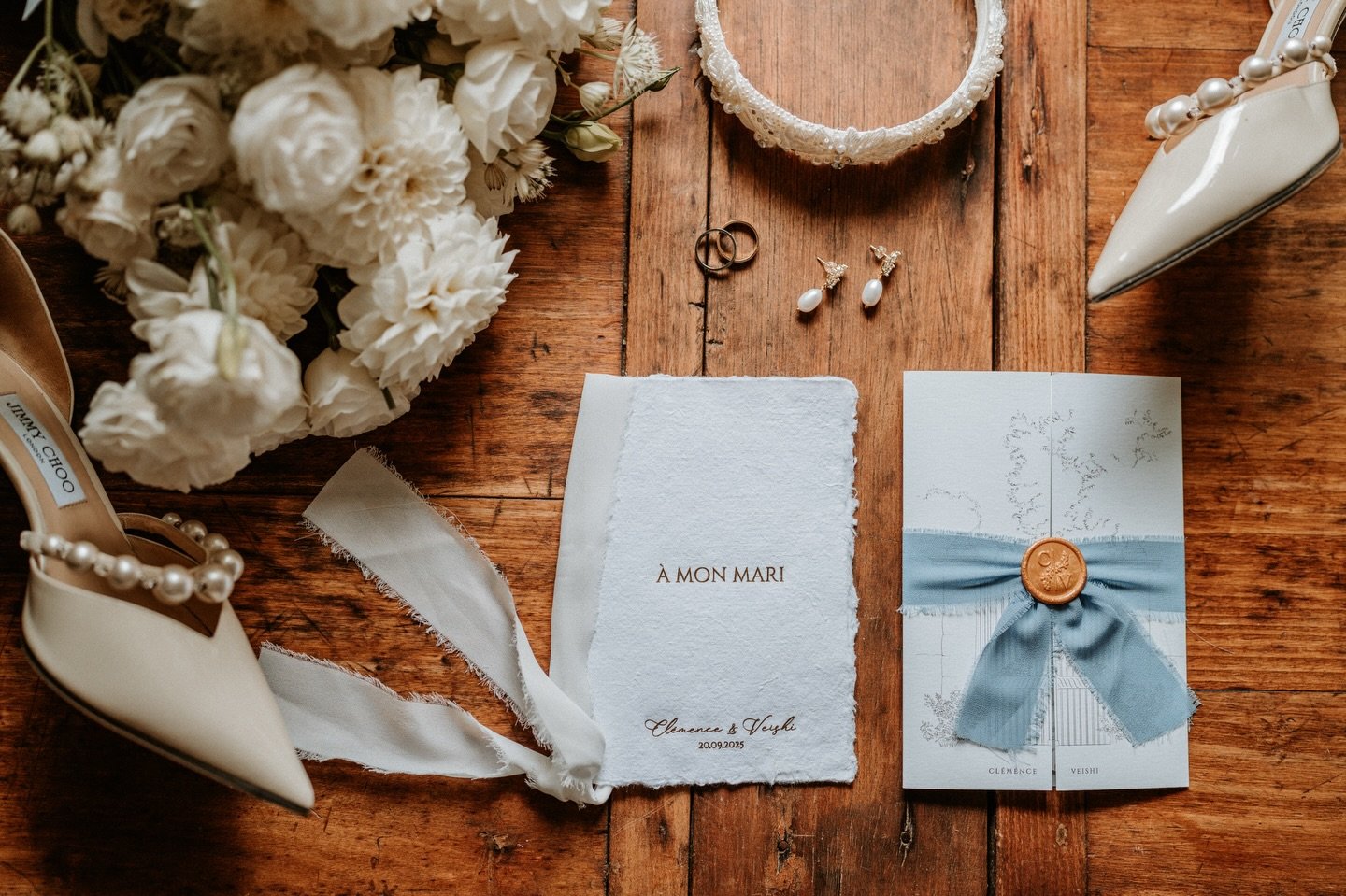 Le romantisme se cache dans les d&eacute;tails... ✨🌸

Zoom sur la d&eacute;coration du mariage de Cl&eacute;mence &amp; Veishi. Un univers inspir&eacute; de l&rsquo;esth&eacute;tique Bridgerton, o&ugrave; la douceur des tons pastels rencontre le car