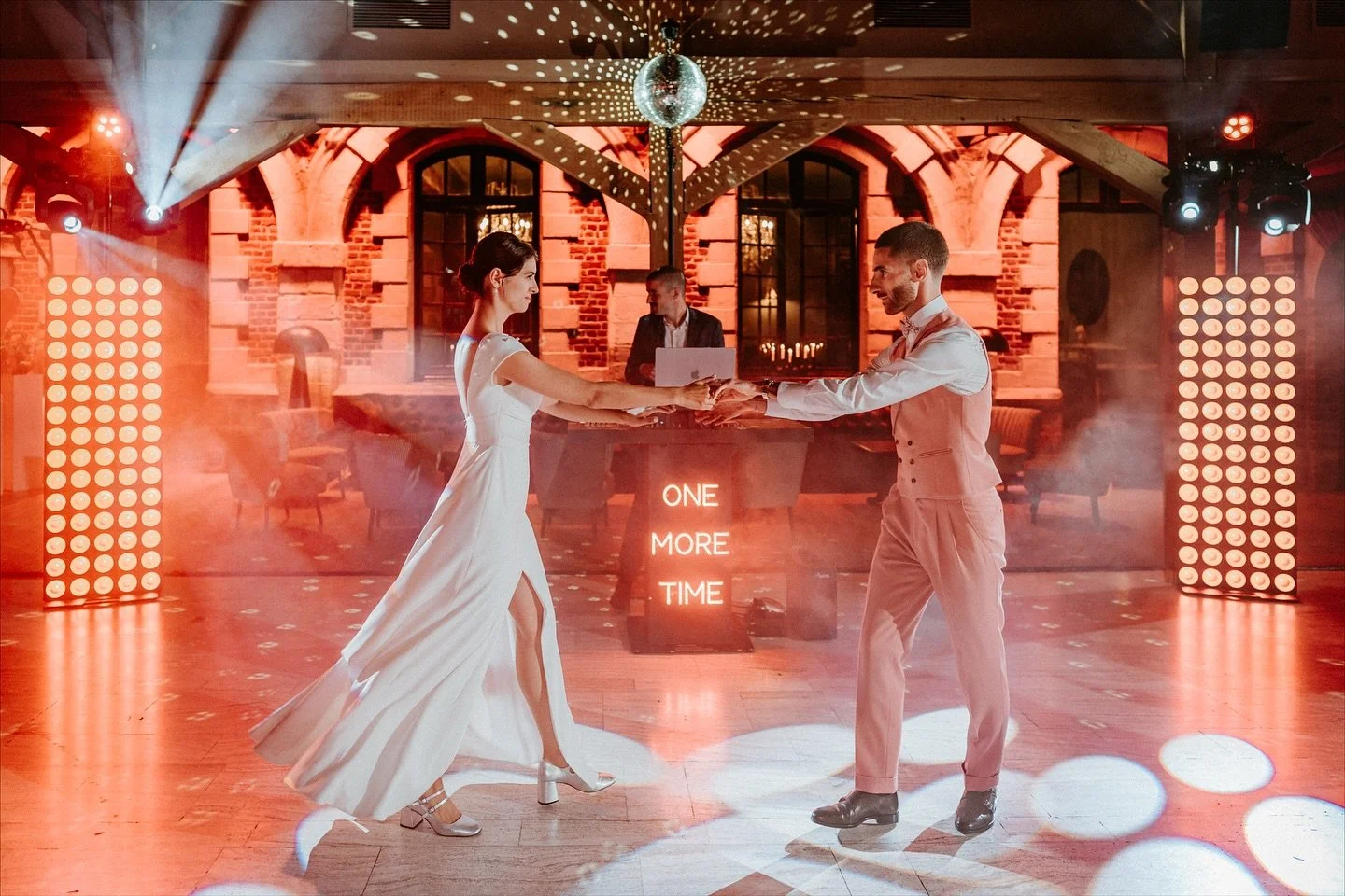 Quel ambiance cette soir&eacute;e!!! 🤩

Petit aper&ccedil;u de l&rsquo;ambiance de dingue apr&egrave;s l&rsquo;ouverture de bal de Mathilde et Alex au Ch&acirc;teau du Biez, avec aux platines @francismixe et au Sax le talentueux @eddsax_official 

#