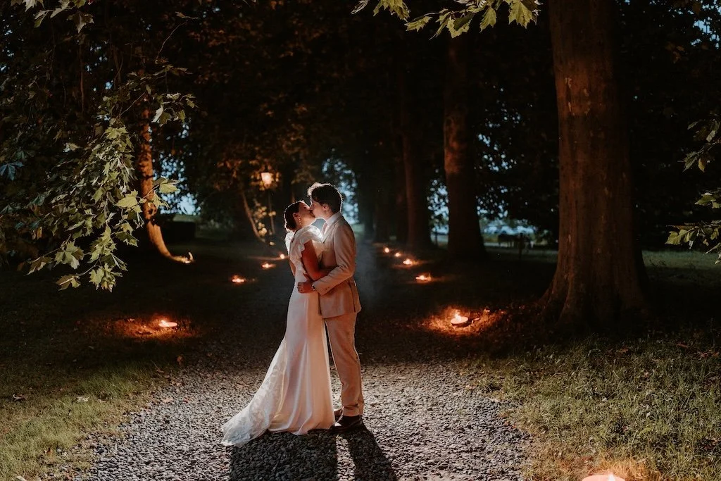 Mariage dans un château de la Somme, cérémonie dans un parc verdoyant, reportage par Stéphane Joly photographe