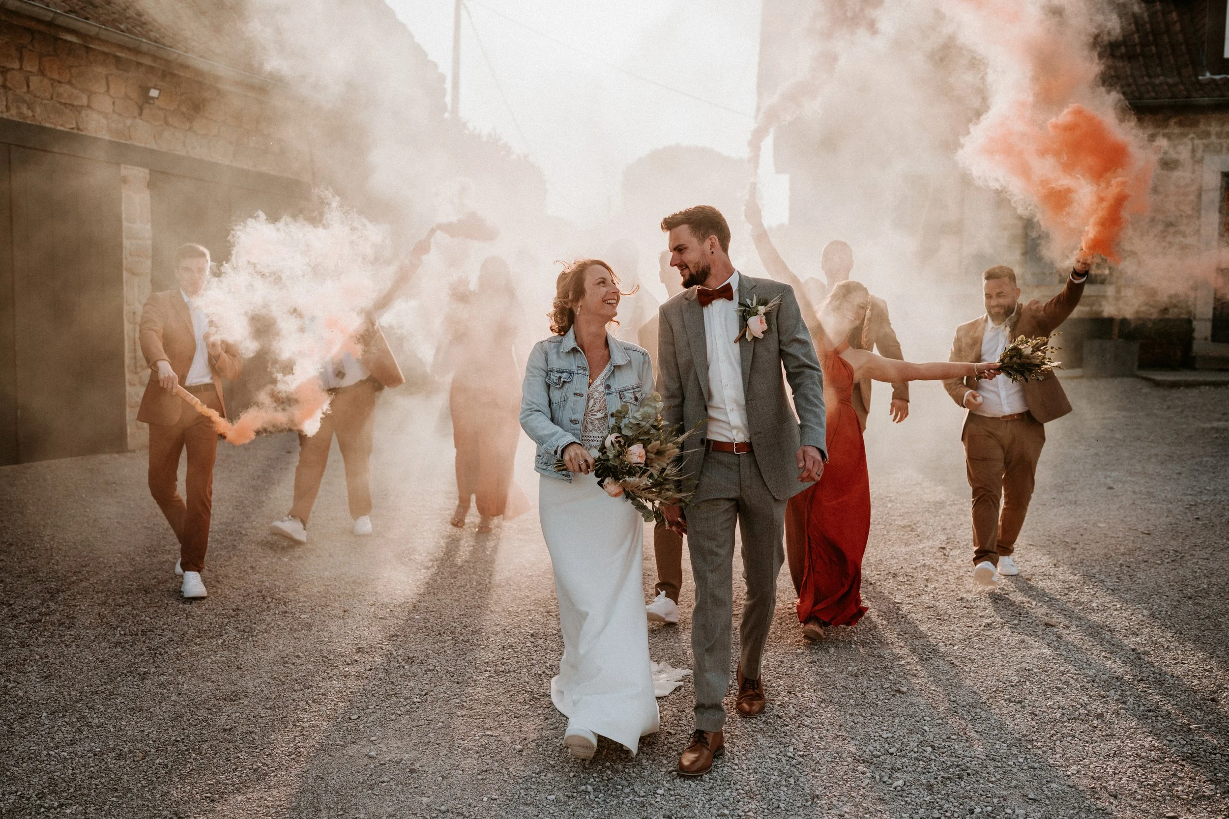 Photo de groupe de mariage dynamique, famille et amis réunis, photographiée par Stéphane Joly