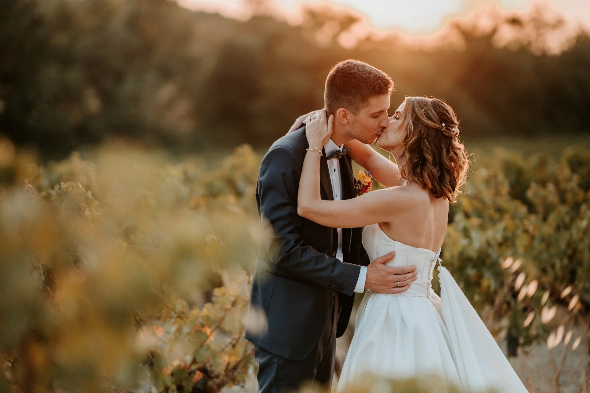 Couple de mariés lors de leur séance photo à l'heure dorée, reportage par Stéphane Joly photographe mariage