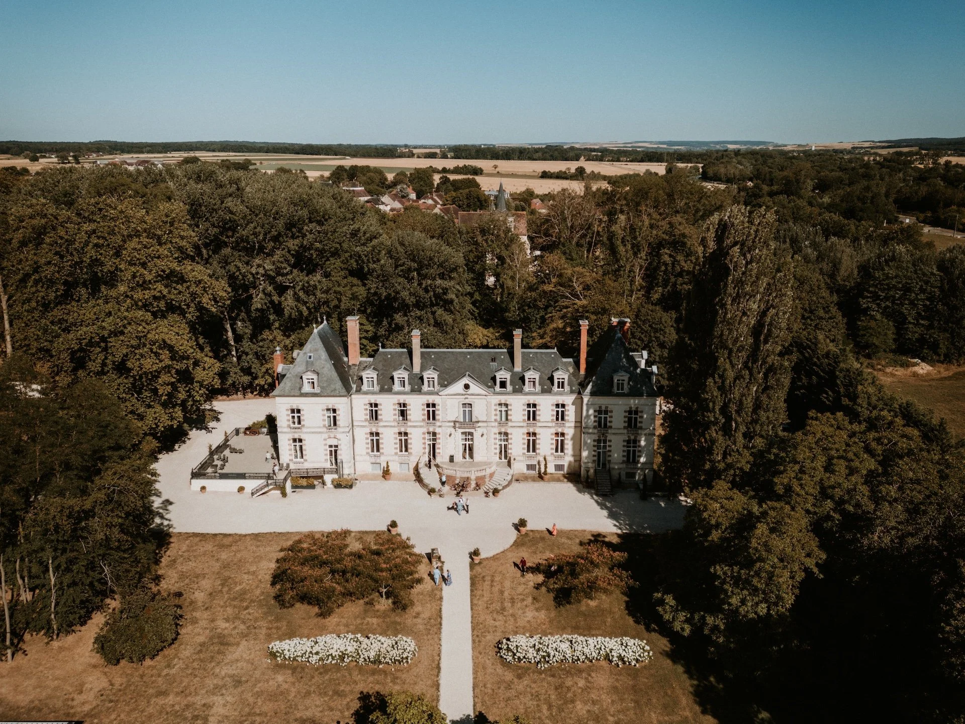 Château avec parc accueillant un mariage de prestige, reportage par Stéphane Joly photographe mariage Hauts-de-France