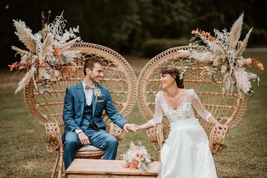Cérémonie laïque de mariage en extérieur avec arche fleurie, reportage par Stéphane Joly photographe Hauts-de-France