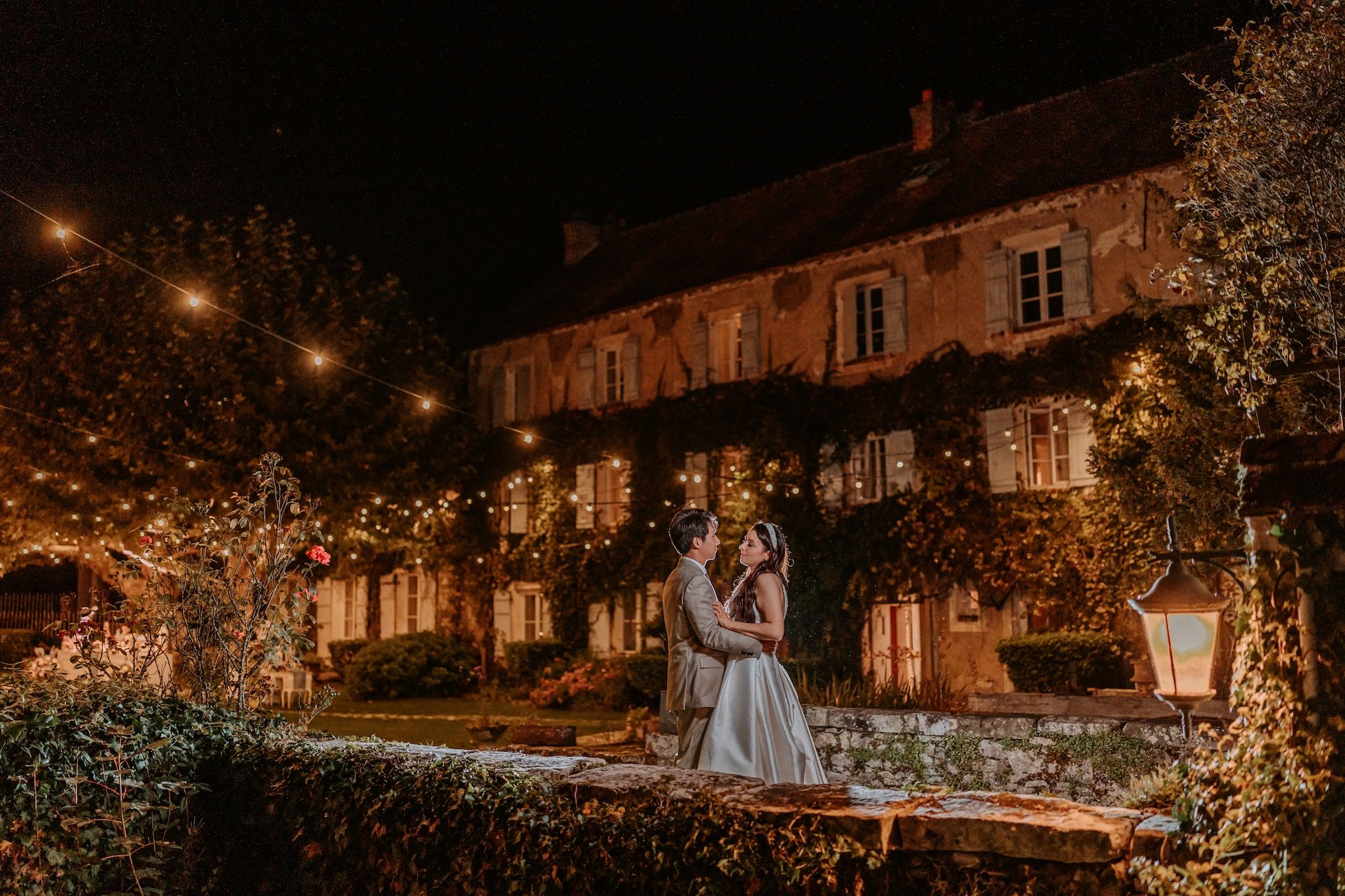 Photographe professionnel de mariage en plein reportage capturant l'émotion d'un couple, Stéphane Joly photographe mariage Arras