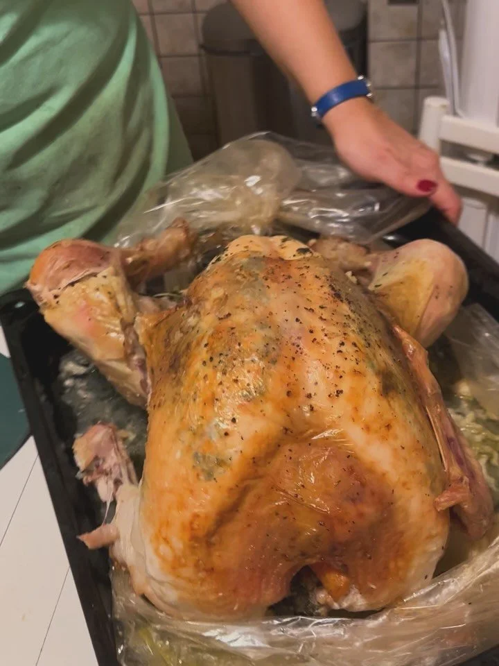 Carving is the best part! I will always swear by my kitchen shears #✂ I hope you holidays were full of laughter, food, friends and bubbles #🍾🥂 #👩🏻&zwj;🍳❤️ #happychef Happy Thanksgiving! #🦃