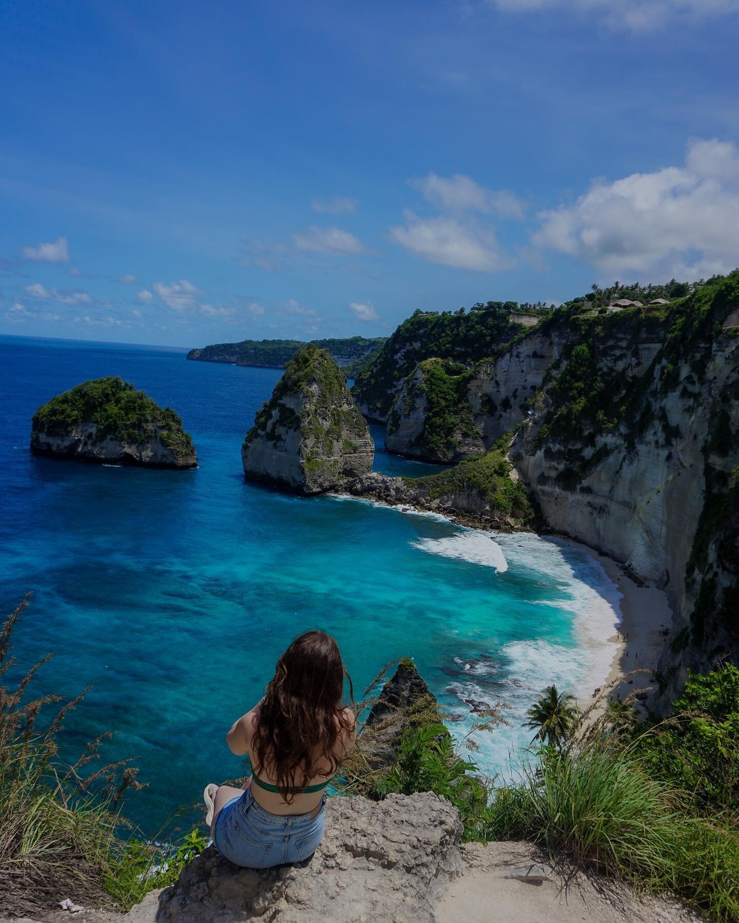 📍diamond beach - one of the most beautiful but terrifying places i&rsquo;ve ever visited 

#travelblogger #femaletravelblogger #travelphotography #styleinspo #style #fashion #fashionblogger #bali #balilife #balitrip #baliisland #balidaily #ubud #ind