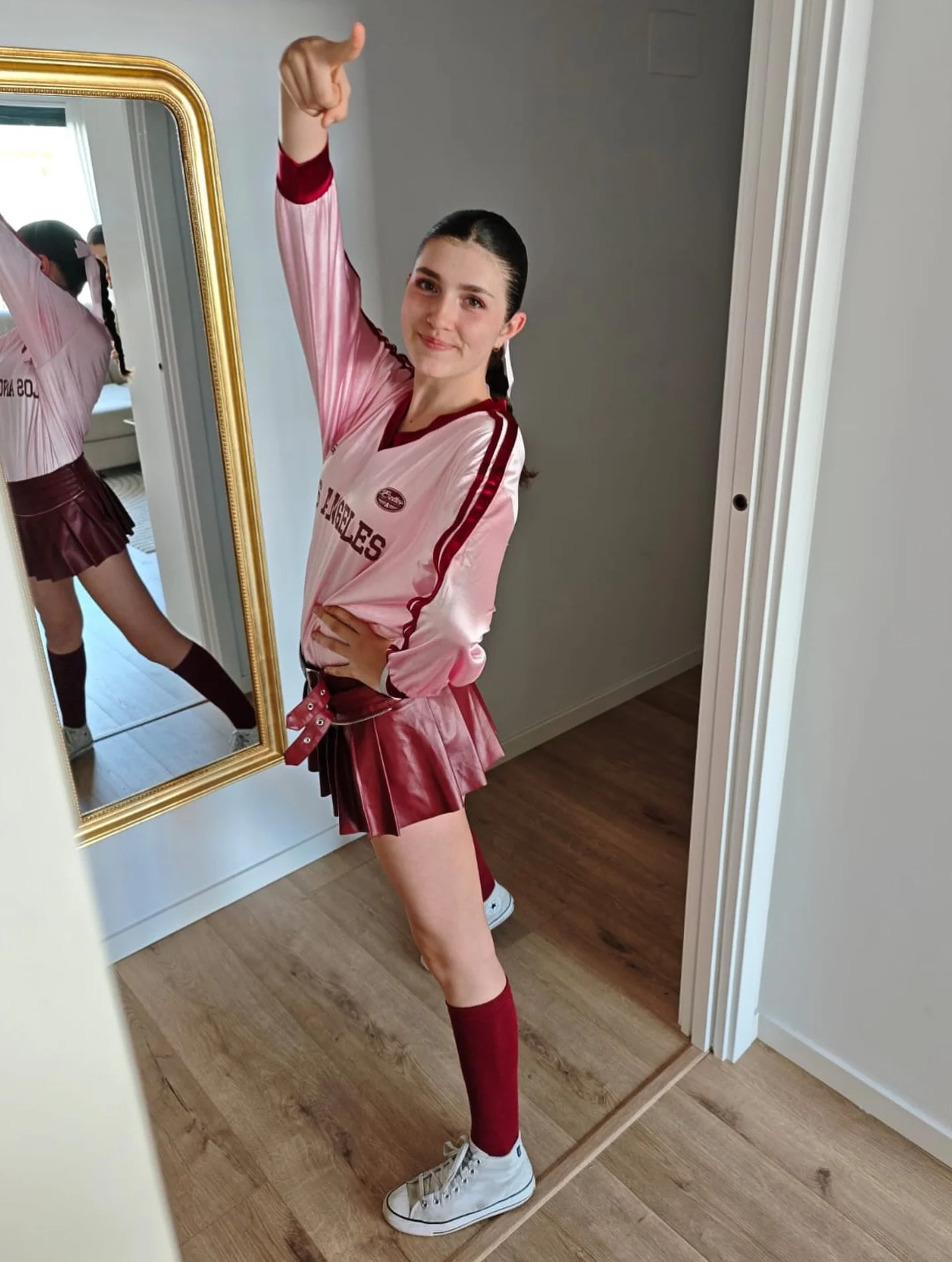 Hoy celebramos tus 14 años oruguita.
Eres un alma luminosa: leal, graciosa, decidida, con esa dulzura que acaricia y un carácter poderoso que inspira. Líder positiva natural, payasa encantadora, bailarina de street dance, amiga f