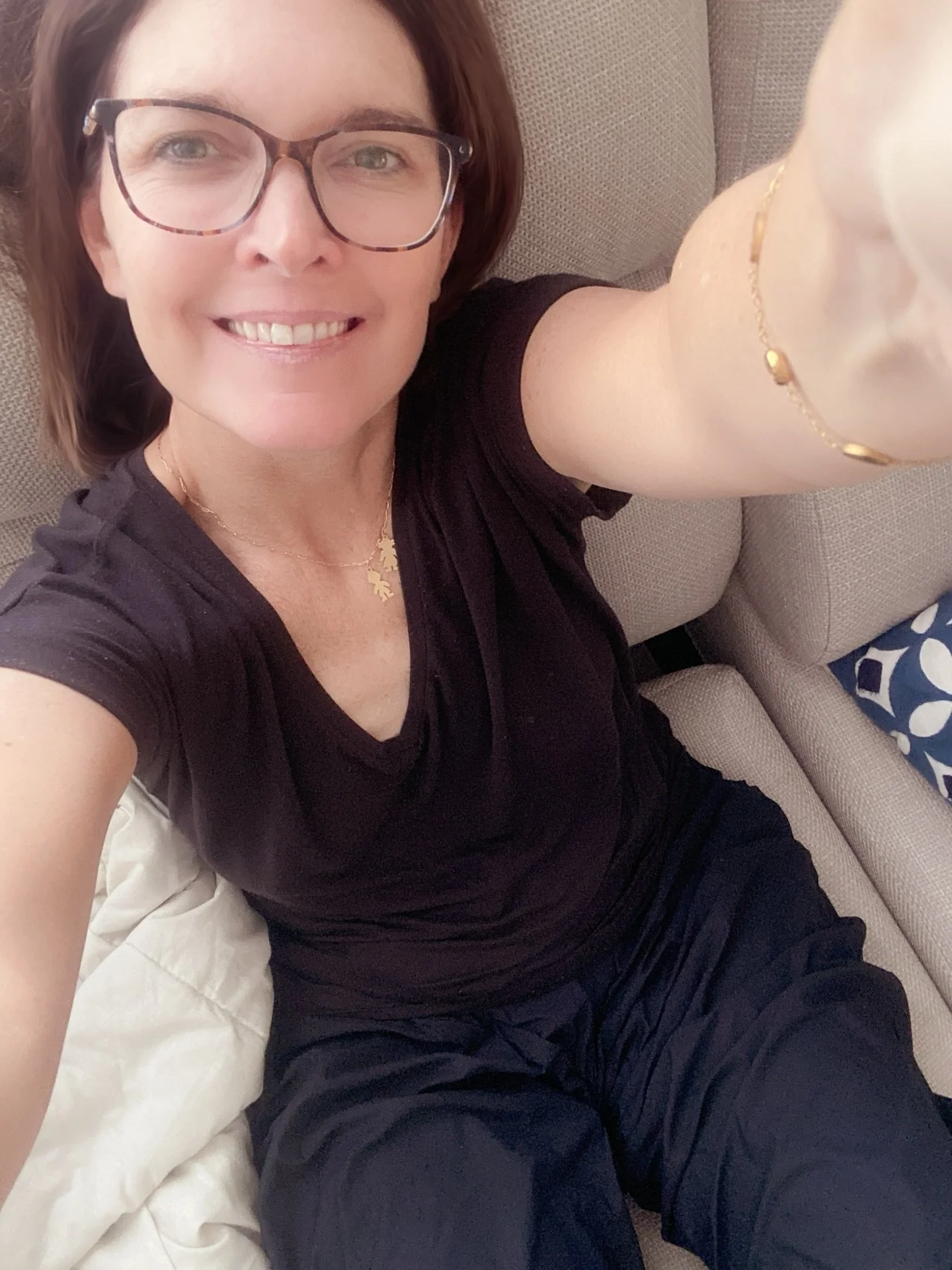 ENG↓ A mi yo de 20 años atrás. A veces pienso en ella. La que se miraba al espejo buscando aprobación y no presencia.
La que creía que la perfección la iba a salvar del rechazo.
La que sonreía incluso cu