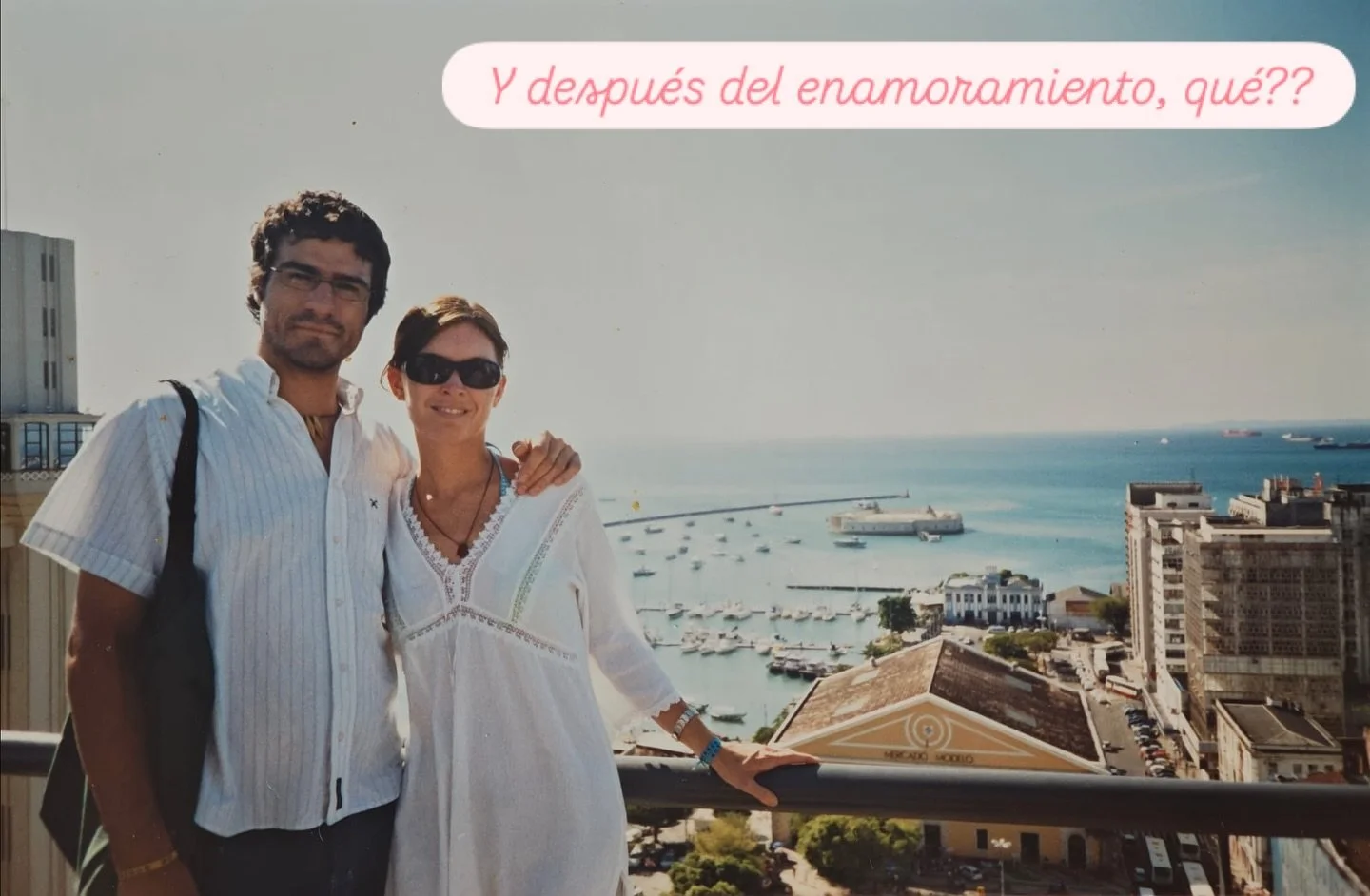 ENG👇En esta foto, todav&iacute;a cre&iacute;amos que el amor era eso: las mariposas, las risas sin fin, la urgencia de estar siempre juntos.

No sab&iacute;amos que el verdadero amor empieza cuando la tormenta qu&iacute;mica se calma.

Y ah&iacute; 