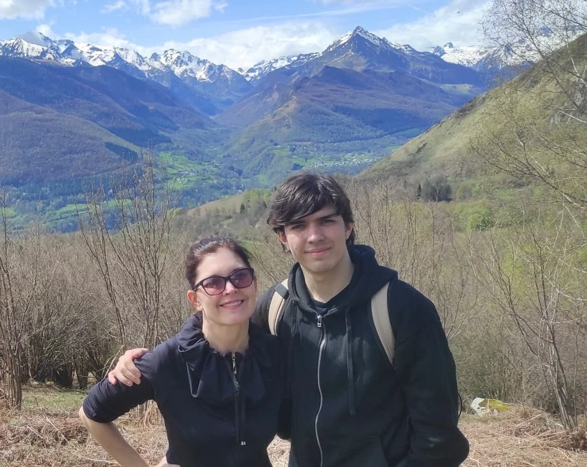 Feliz cumplea&ntilde;os hijo querido,

Hoy cumples 17, y mientras te miro, sigo viendo al ni&ntilde;o s&uacute;per peque que una vez me ense&ntilde;&oacute;, que no importa cu&aacute;n ocupada est&eacute;, tengo que pausar y mirar a los ojos  de quie