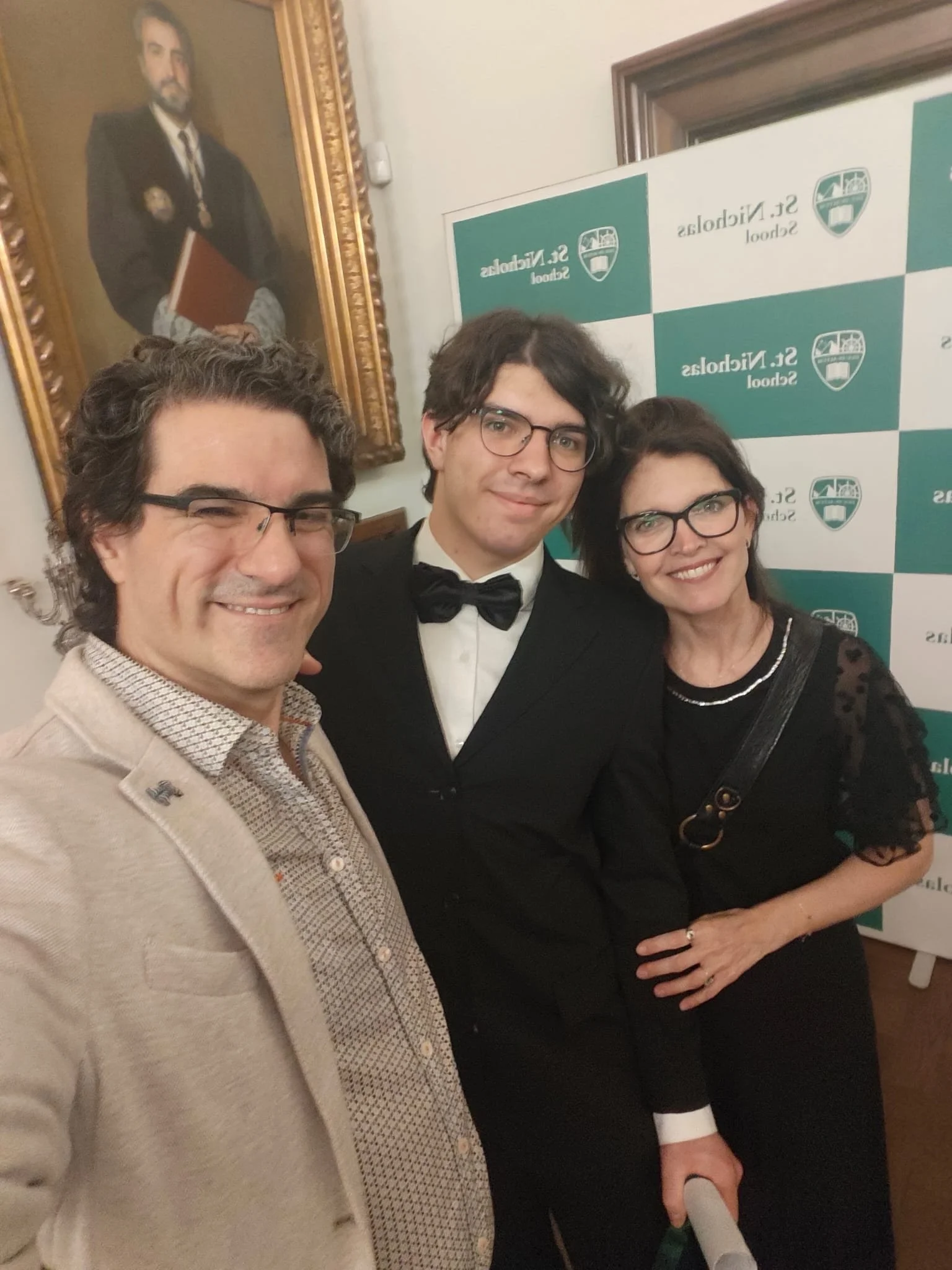 Ayer Pedro se gradu&oacute; de bachillerato 🎓!Mientras todos los ni&ntilde;os celebraban un final, yo observaba un umbral.

Porque maternar es acompa&ntilde;arlo mientras recuerda qui&eacute;n es, ya que el paso de una etapa a otra no cambia qui&eac