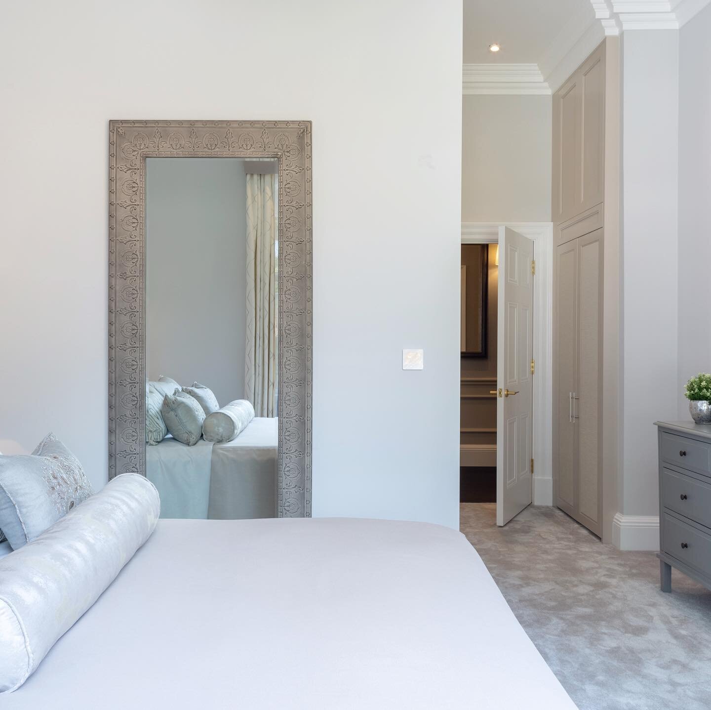 Calming and classic✨
&bull;
&bull;
&bull;
#interiordesign #interiordesigner #interiorstyling #interior #interiordecorating #interiors #interiorstyling #interiordecor #interiorinspo #interiorinspiration #interiorstyle #interiorlovers #interiordaily #i