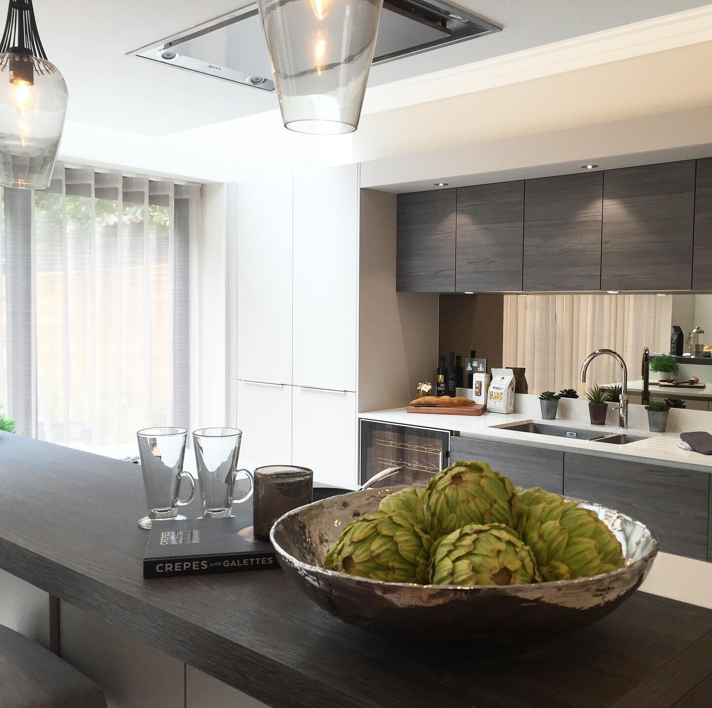 FRIYAY! Kitchen styling with artichokes 🌳🌳🌳
&bull;
&bull;
&bull;
#interiordesign #interiordesigner #interiorstyling #interior #interiordecorating #interiors #interiorstyling #interiordecor #interiorinspo #interiorinspiration #interiorstyle #interi