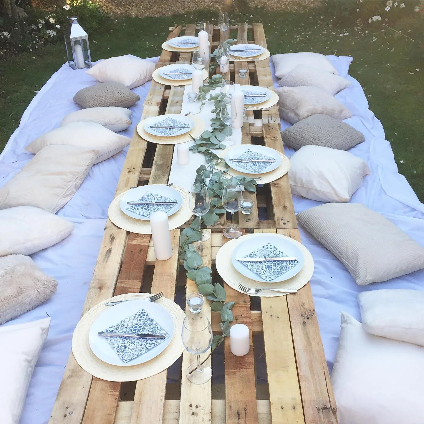 My birthday Dinner🍴🙌🏻🌿. I can&rsquo;t believe this was a week ago. Love all the finishing touches especially the eucalyptus centre piece. Such a lovely surprise🌿
&bull;
&bull;
&bull;
#garden #gardenparty #exterior #birthday #pinterestinspired #p