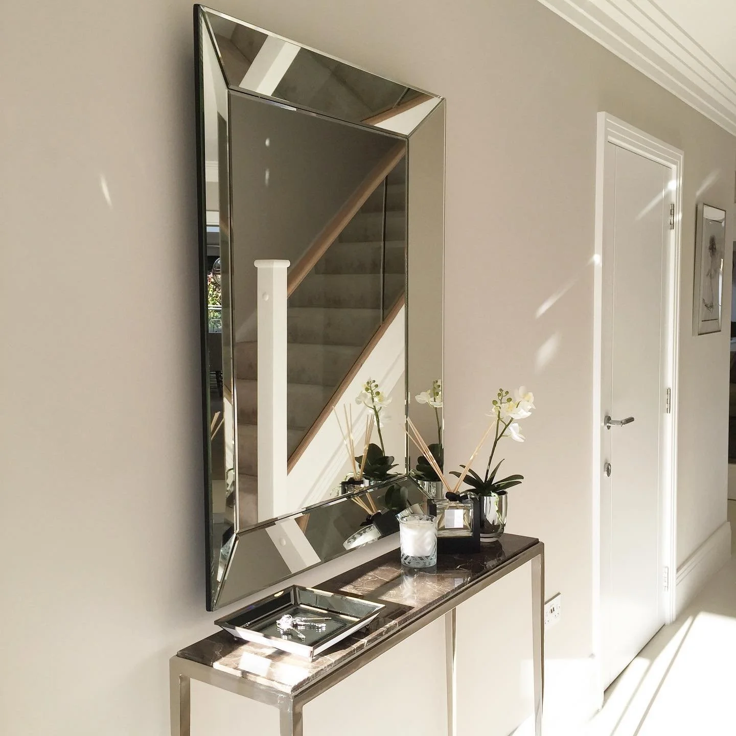 Hallway styling ✨
&bull;
&bull;
&bull;
#interiordesign #interiordesigner #interiorstyling #interior #interiordecorating #interiors #interiorstyling #interiordecor #interiorinspo #interiorinspiration #interiorstyle #interiorlovers #interiordaily #inte