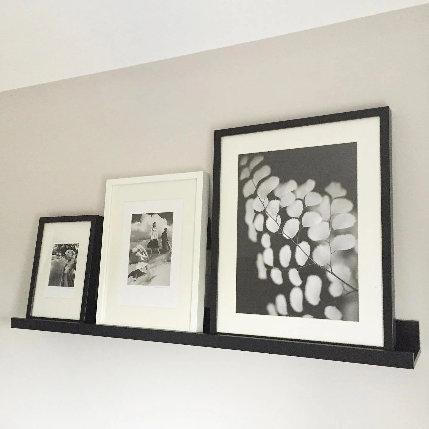 Definitely my favourite way to display framed art 👌🏻🖼
&bull;
&bull;
&bull;
#interiordesign #interiordesigner #interiorstyling #interior #interiordecorating #interiors #interiorstyling #interiordecor #interiorinspo #interiorinspiration #interiorsty