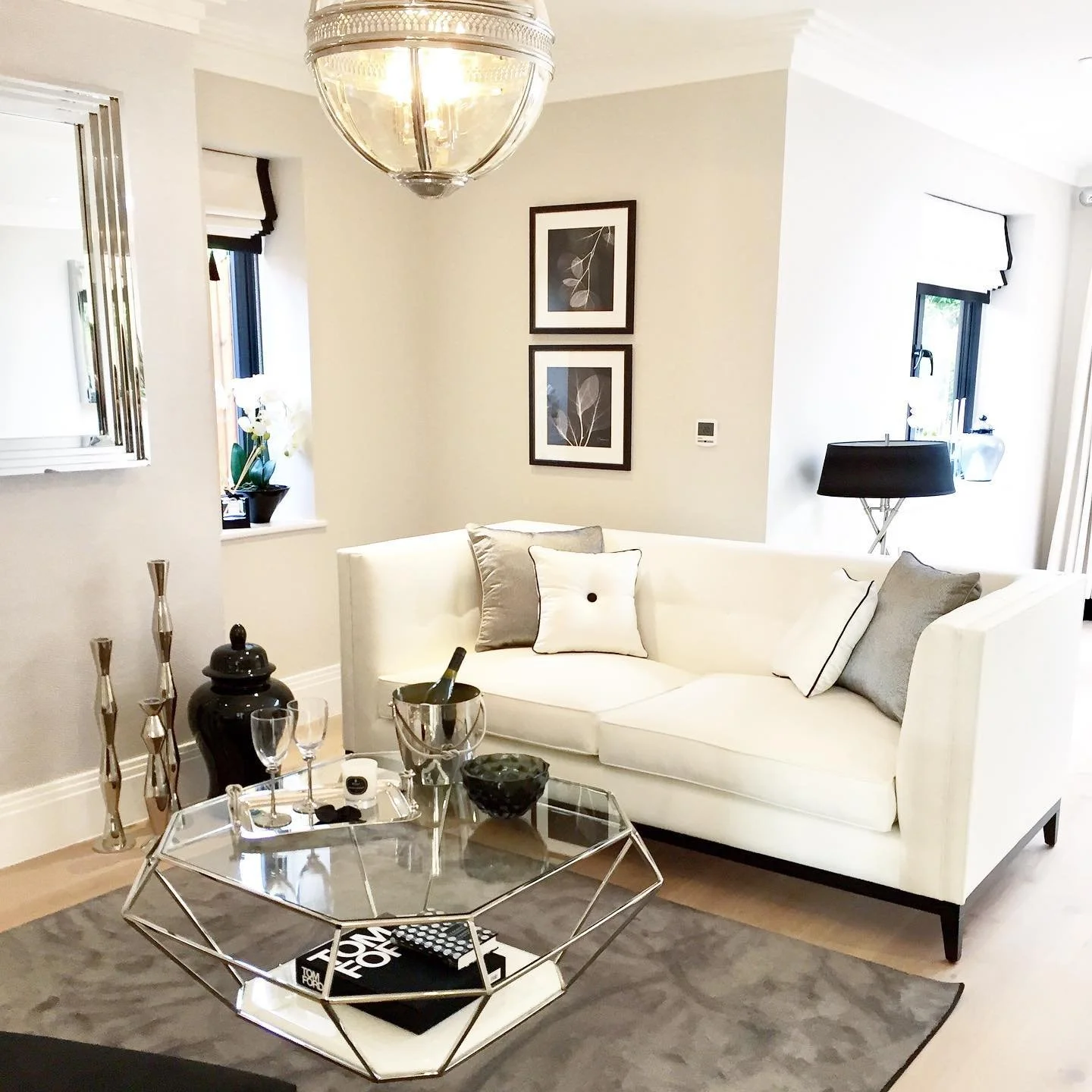 Happy weekend everyone! Flashback to this monochrome living area 🖤🔲◻️
&bull;
&bull;
&bull;
#interiordesign #interiordesigner #interiorstyling #interior #interiordecorating #interiors #interiorstyling #interiordecor #interiorinspo #interiorinspirati