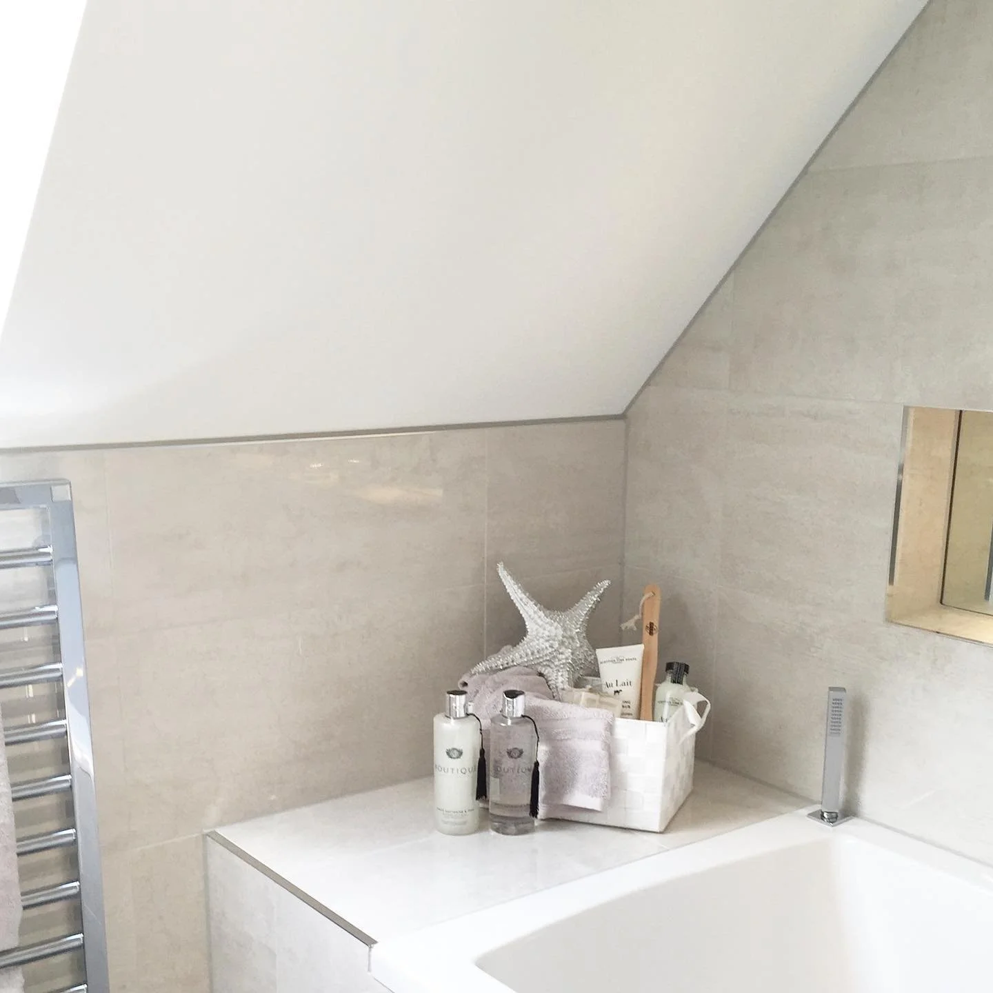 B A T H R O O M  STYLING ⭐️ 🐚
&bull;
&bull;
&bull;
#interiordesign #interiordesigner #interiorstyling #interior #interiordecorating #interiors #interiorstyling #interiordecor #interiorinspo #interiorinspiration #interiorstyle #interiorlovers #interi