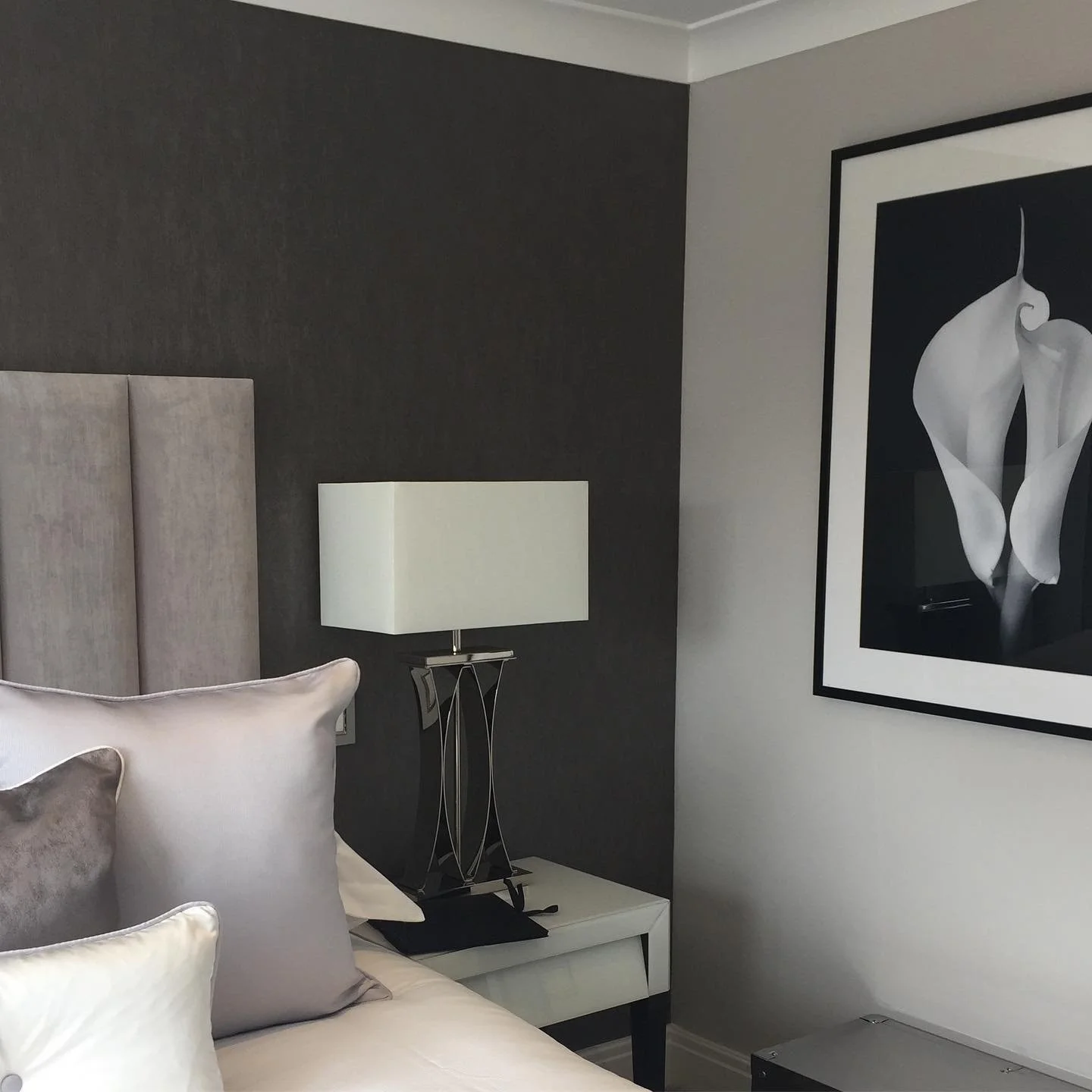 Calming calla lilies with a dark feature wall creating drama - love the muted colours on the fabrics 🖤🔳◻️
&bull;
&bull;
&bull;
#interiordesign #interiordesigner #interiorstyling #interior #interiordecorating #interiors #interiorstyling #interiordec