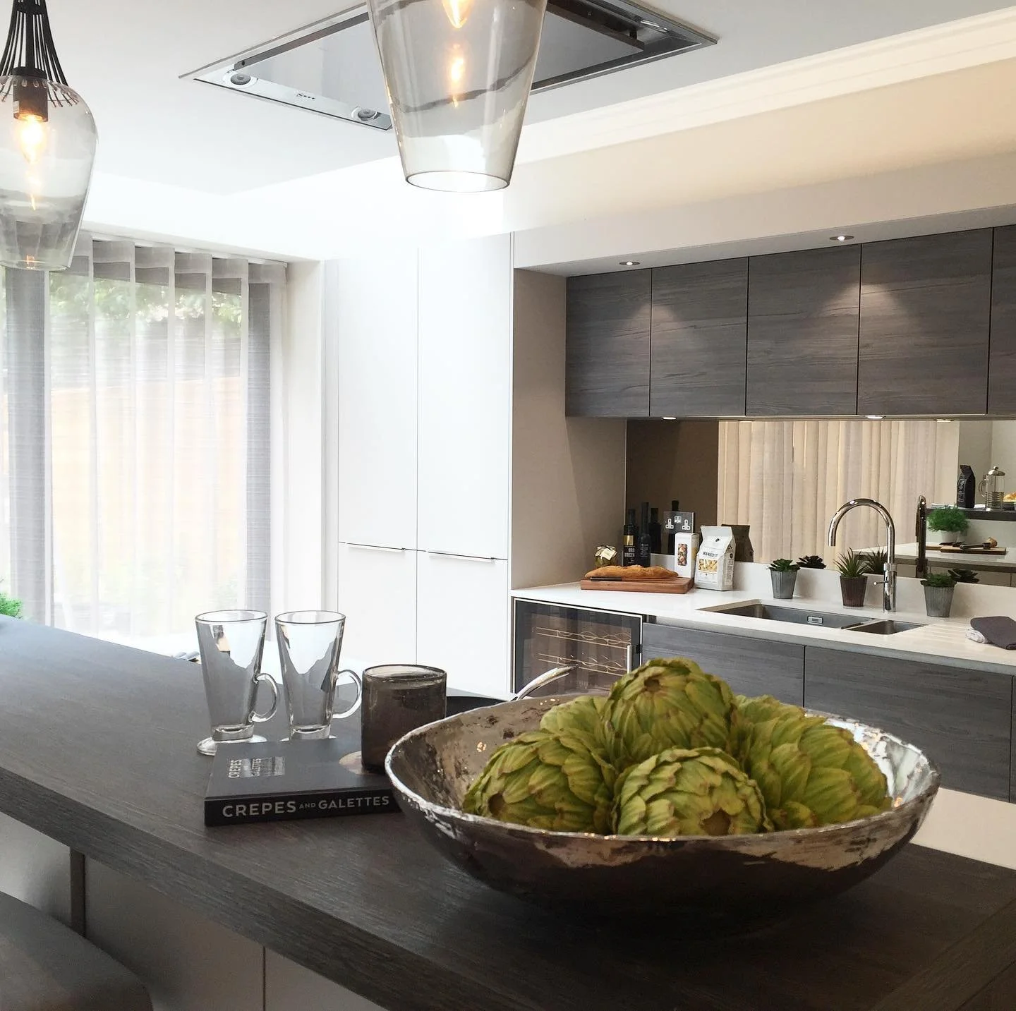 FRIYAY! Kitchen styling with artichokes 🌳🌳🌳
&bull;
&bull;
&bull;
#interiordesign #interiordesigner #interiorstyling #interior #interiordecorating #interiors #interiorstyling #interiordecor #interiorinspo #interiorinspiration #interiorstyle #interi