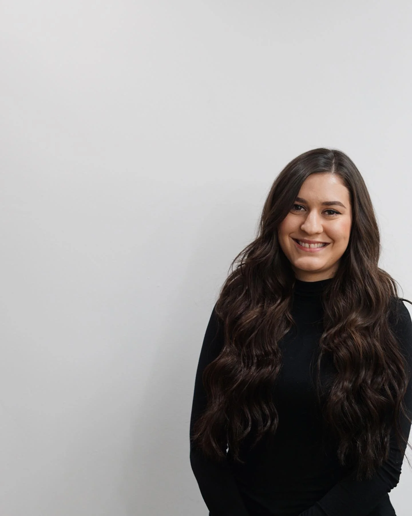 Most frequent question about extensions 

What is the maintenance? 

✨Move-up appointments are every 6-8 weeks.

✨Maintenance at home is actually pretty simple: the basics are to brush your hair morning and night, sleep with braids, low pony  and was