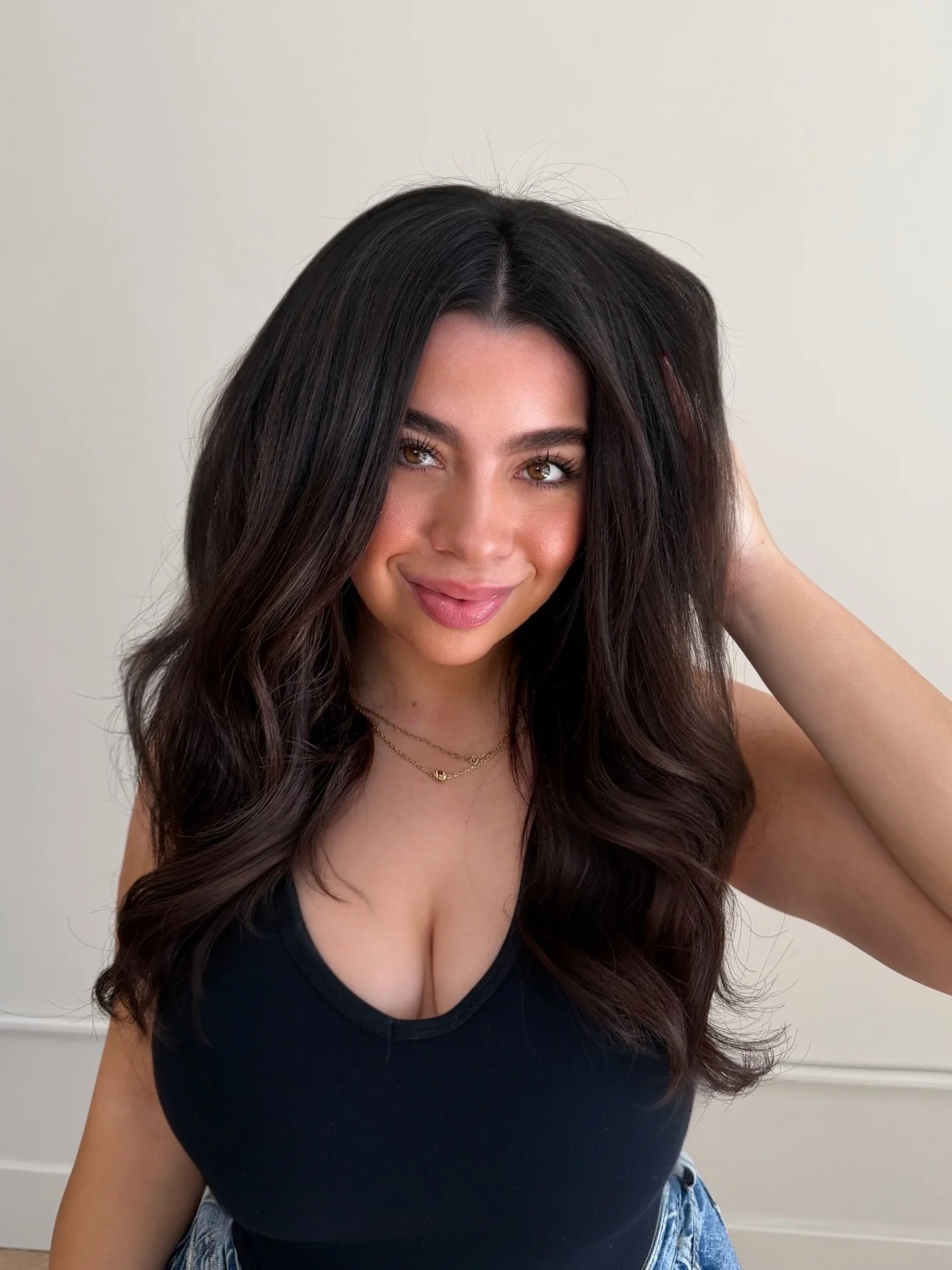 we love blendy, blendy hair 
SWIPE TO SEE AFTER vs. B4

Extensions @covetandmane 
Toned w/ @redken @redkenpro 04N + 04ABN
Styled w/ @bioionic 
&bull;
&bull;
&bull;
Use link in bio to book 🤍
#extensions #handtiedextensions #extentionshair #strandands