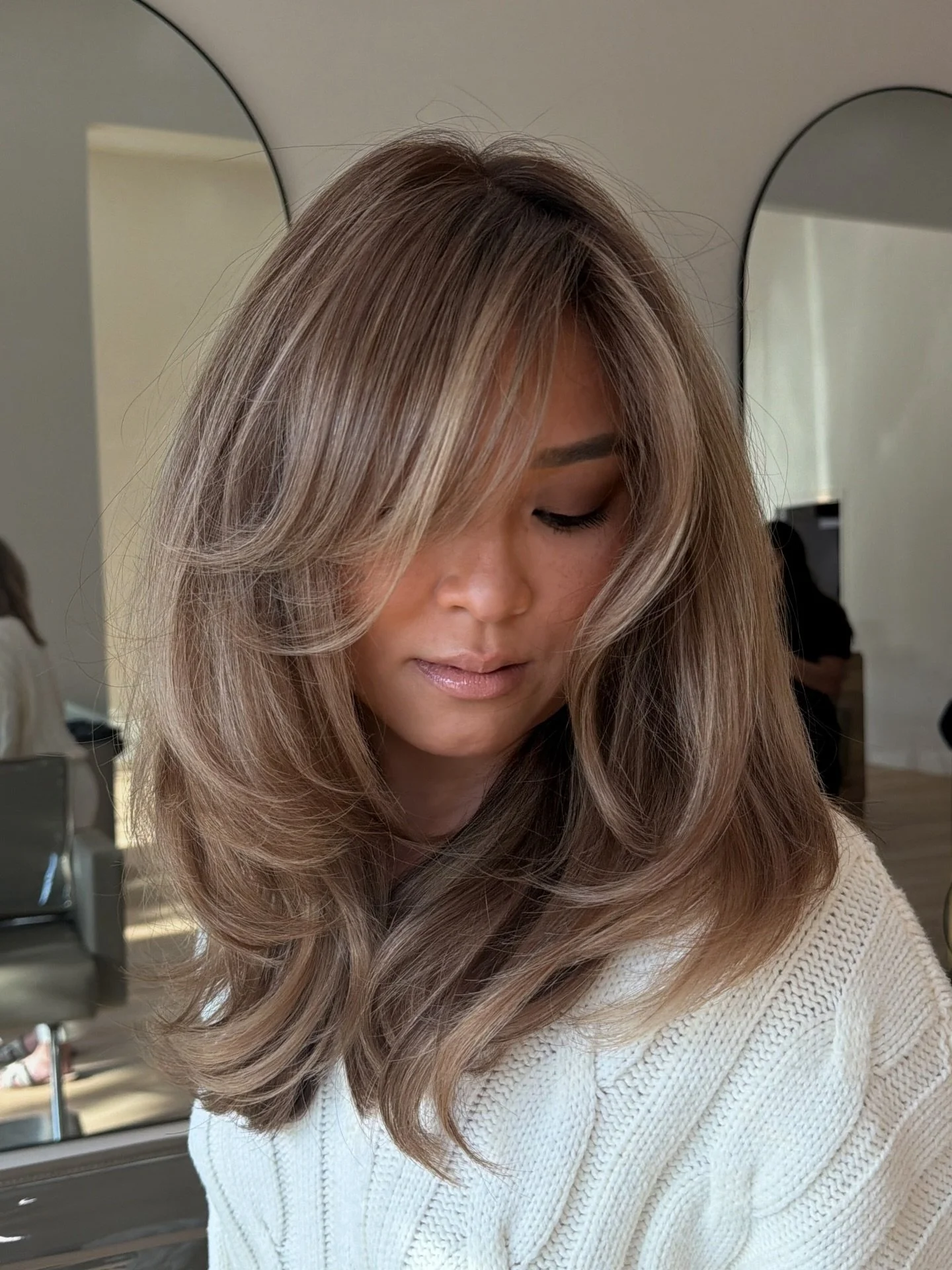 Chic bronde energy 🍸🤎

Soft, subtle, but still makes a statement.
A slightly deeper root at the hairline keeps everything blended, natural, and effortlessly luxurious.

- styled by @hairbyantoniamarie 
Products used @kerastase_official @kerastase_p