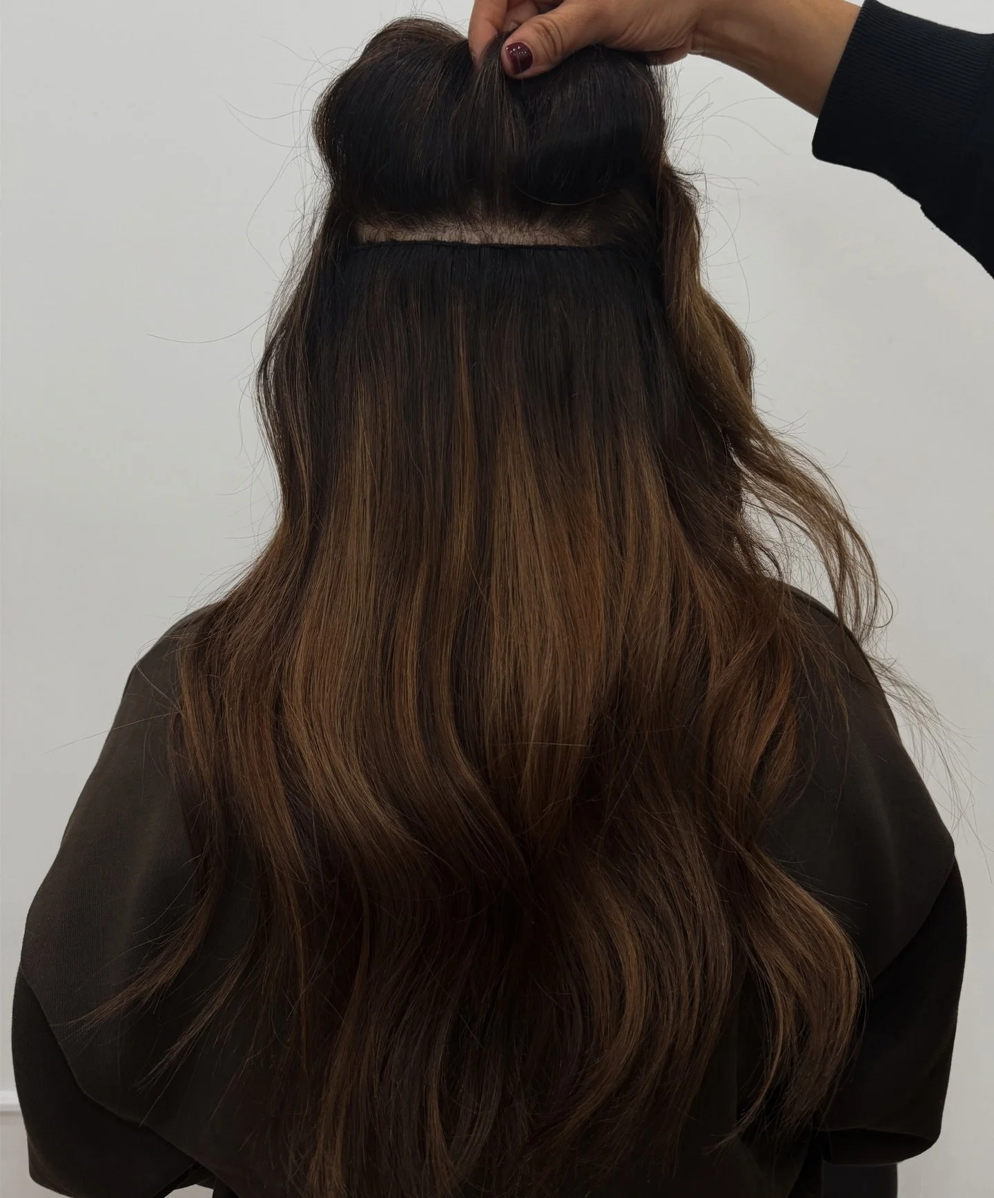Hand tied extensions are designed for a seamless, lightweight finish. Offering soft volume, natural movement, and a custom blend that&rsquo;s virtually undetectable.

&bull; Seamless track placement
&bull; Even weight distribution for comfort
&bull; 