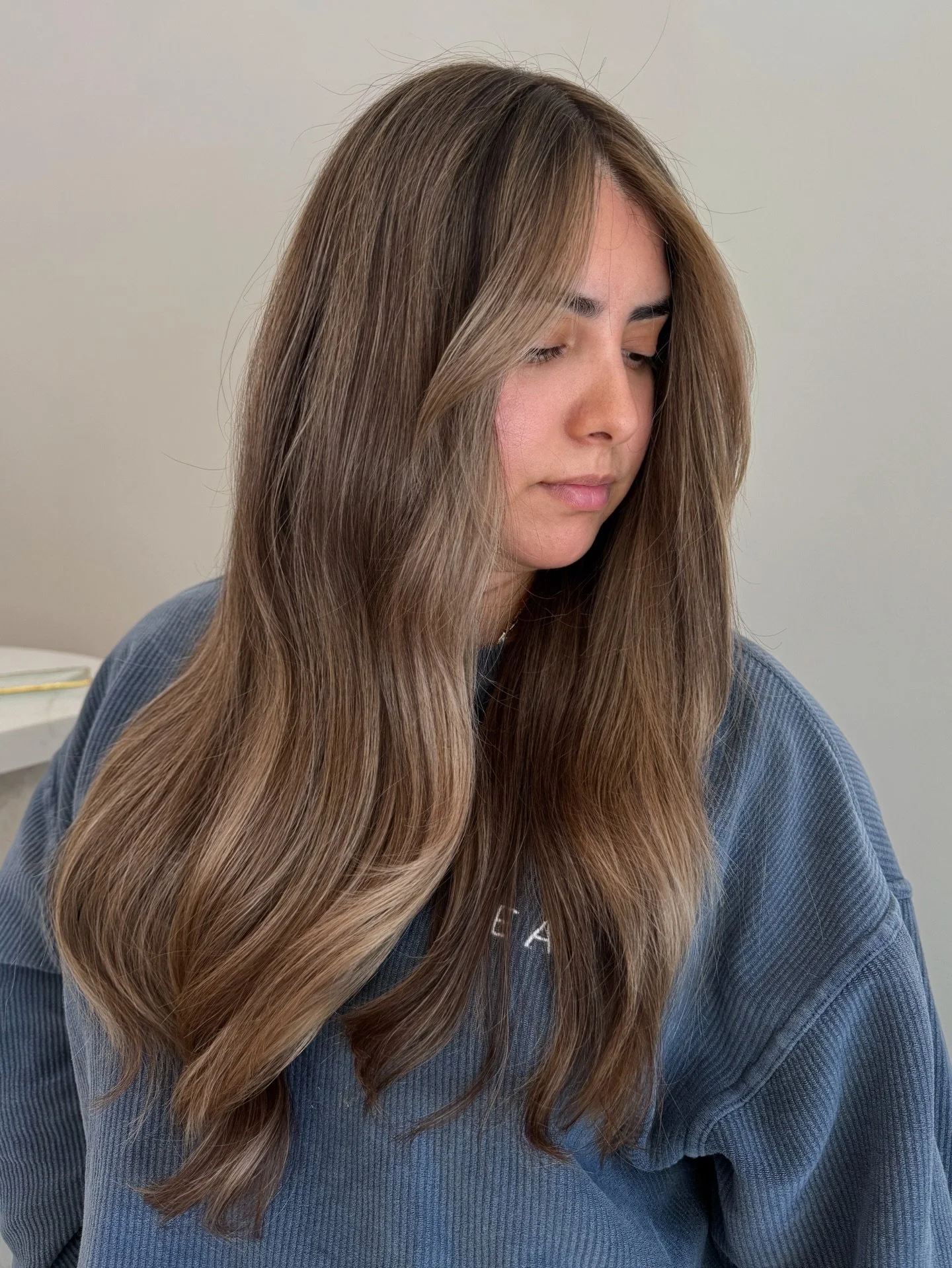 Soft dimension, seamless blend, and a color that grows out effortlessly

Useing @kerastase_official @kerastase_proclub GLOSS ABSOLU GLAZE DROPS ANTI-FRIZZ HAIR OIL for the effortless shine ✨ 

#brondehair #livedinhair #dimensionalcolor #softblend #ha