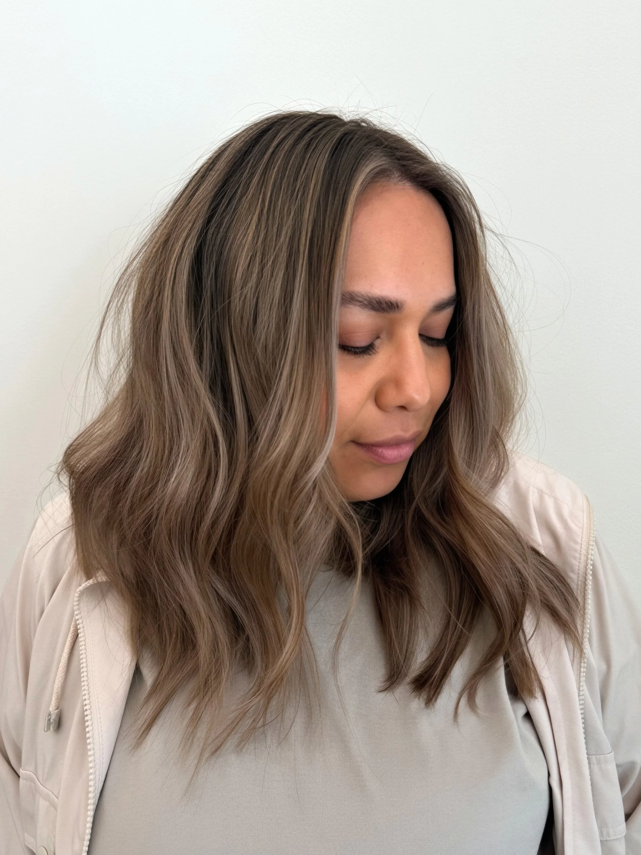 summer blondes are officially back ☀️

if you&rsquo;ve been thinking about going lighter for summer, now&rsquo;s the time! 

Appointments are filling up fast, so message me to get on my books 🤍

#highlights #brondehair #summerhair #beautyisartbyeli 