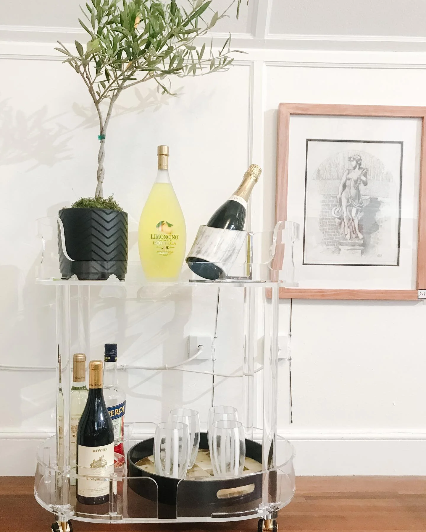 The @mansioninmay opens tomorrow!  Stop by Studio Italia to immerse yourself in all things Italian! Tickets can be purchased at www.mansioninmay.org. All proceeds benefit Morristown Hospital. #tyvanhill @artemest @zanchi1952 @valtheartist @johnnypug1