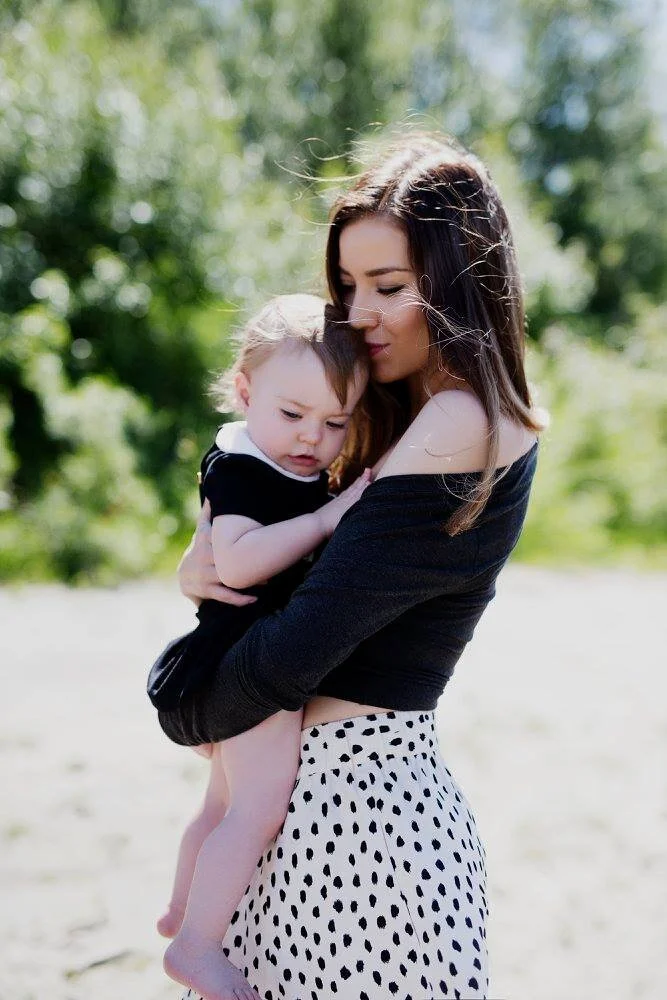 Momanddaughteroutdoorpicture