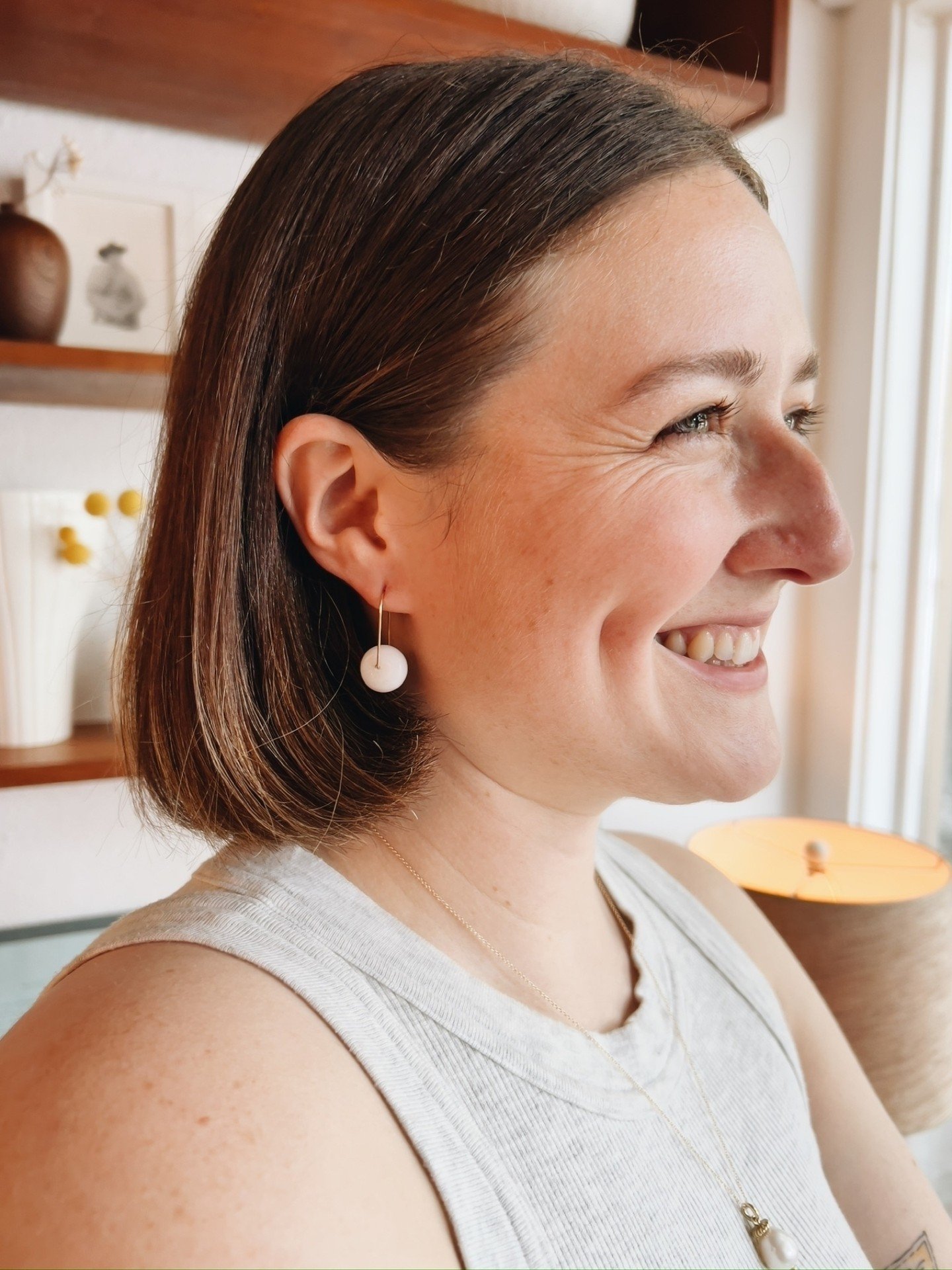 White Agate earrings from @marymacgillstudio ⚪️