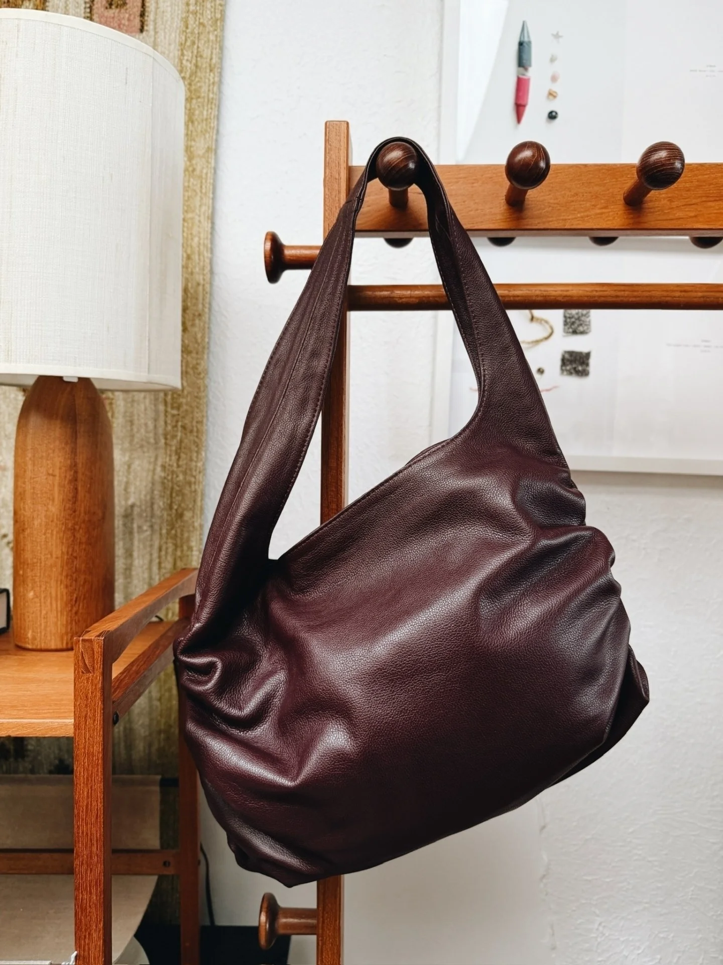 The scrunchable Stella Bag in Bordeaux from @are_studio &hearts;️