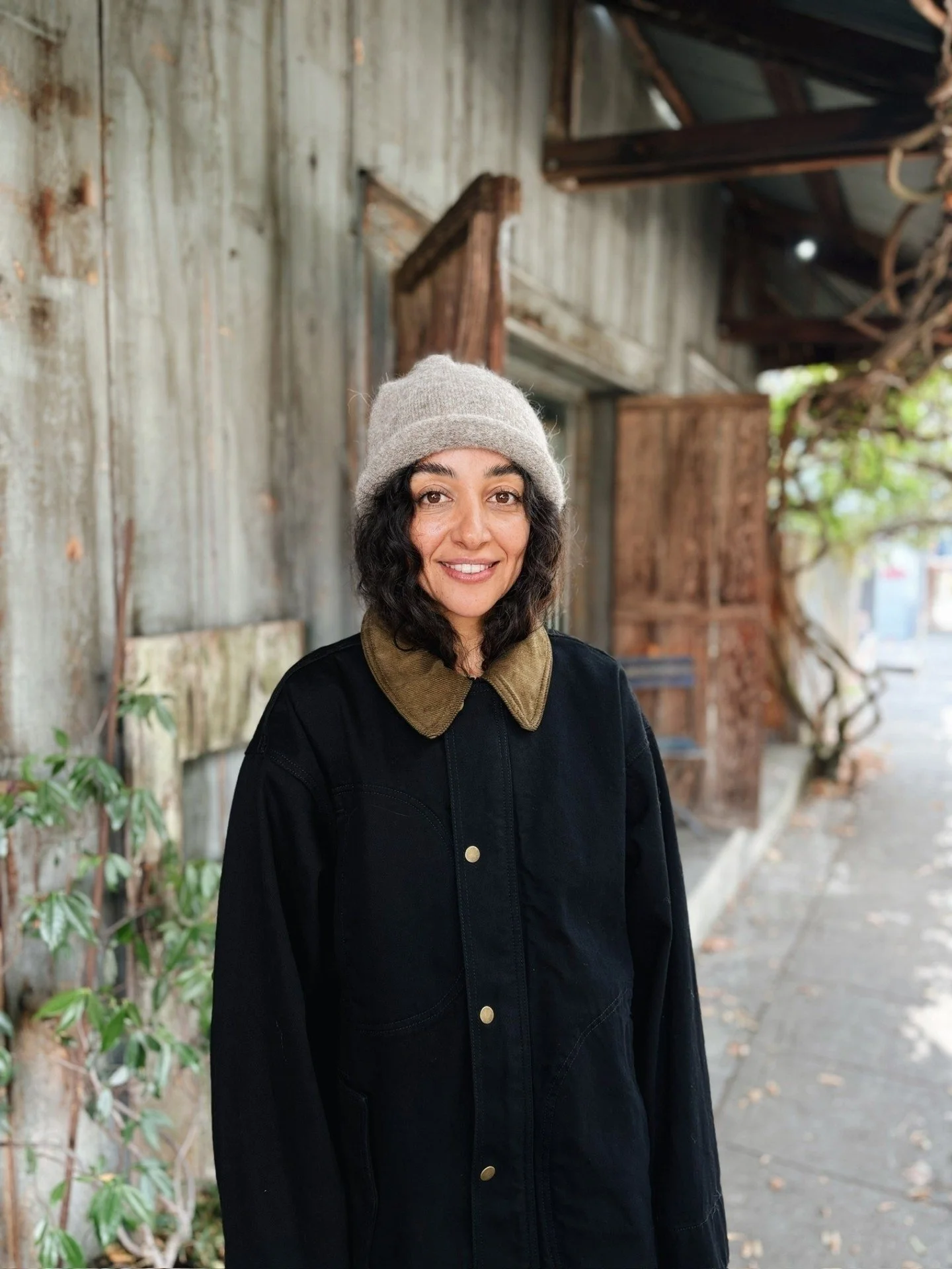 @shainamote Painter Coat in Black Denim with Corduroy Collar 🖤 with @laurenmanoogian Knot Beanie