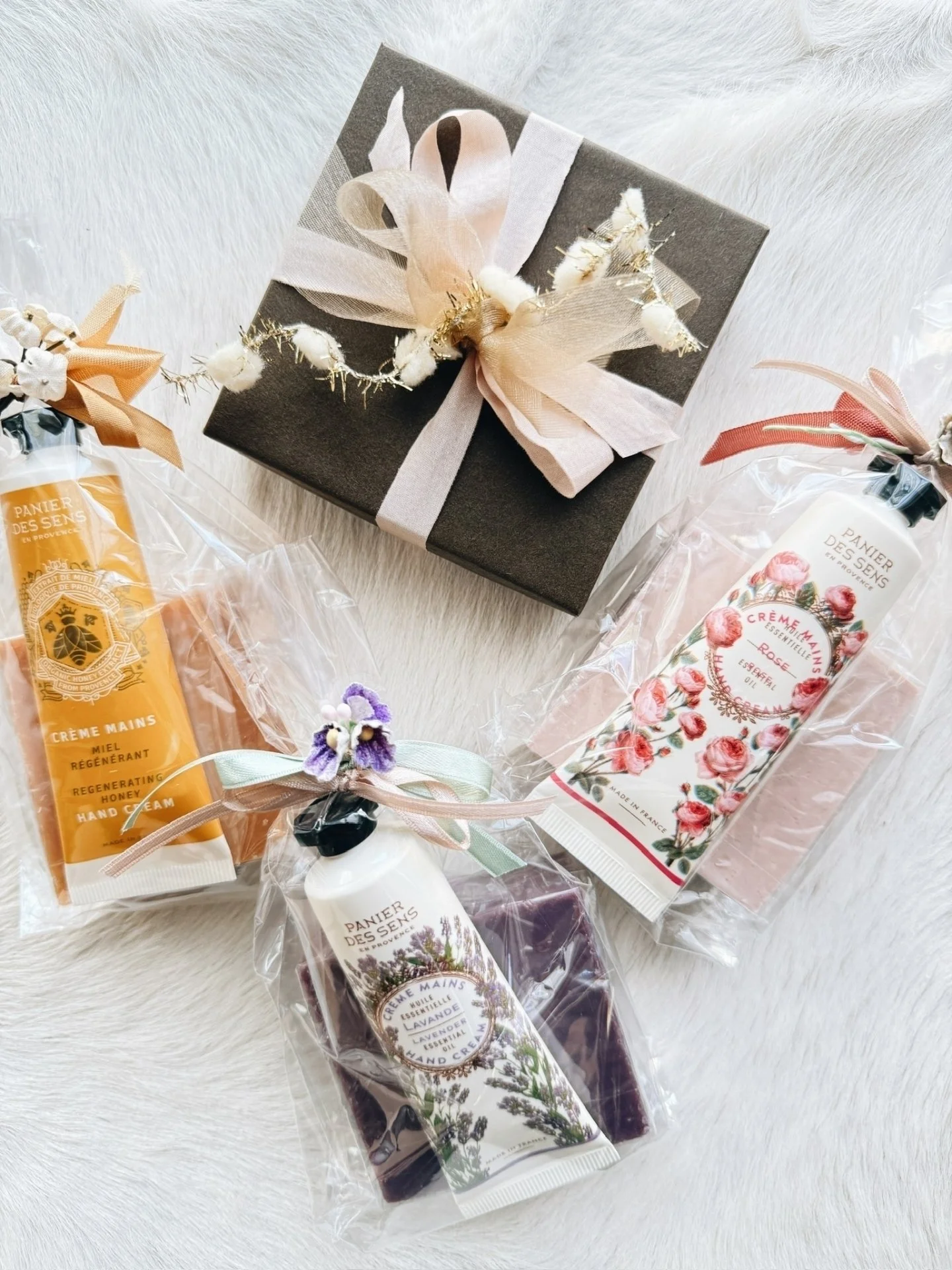 Happy Small Business Weekend 😊✨ we&rsquo;re celebrating with 20% off apparel, accessories, shoes &amp; home all weekend long! Psstt&hellip;we&rsquo;re also happy to help pick out and wrap gifts 💛

See you from 11-6!

*all sales final. Sale excludes