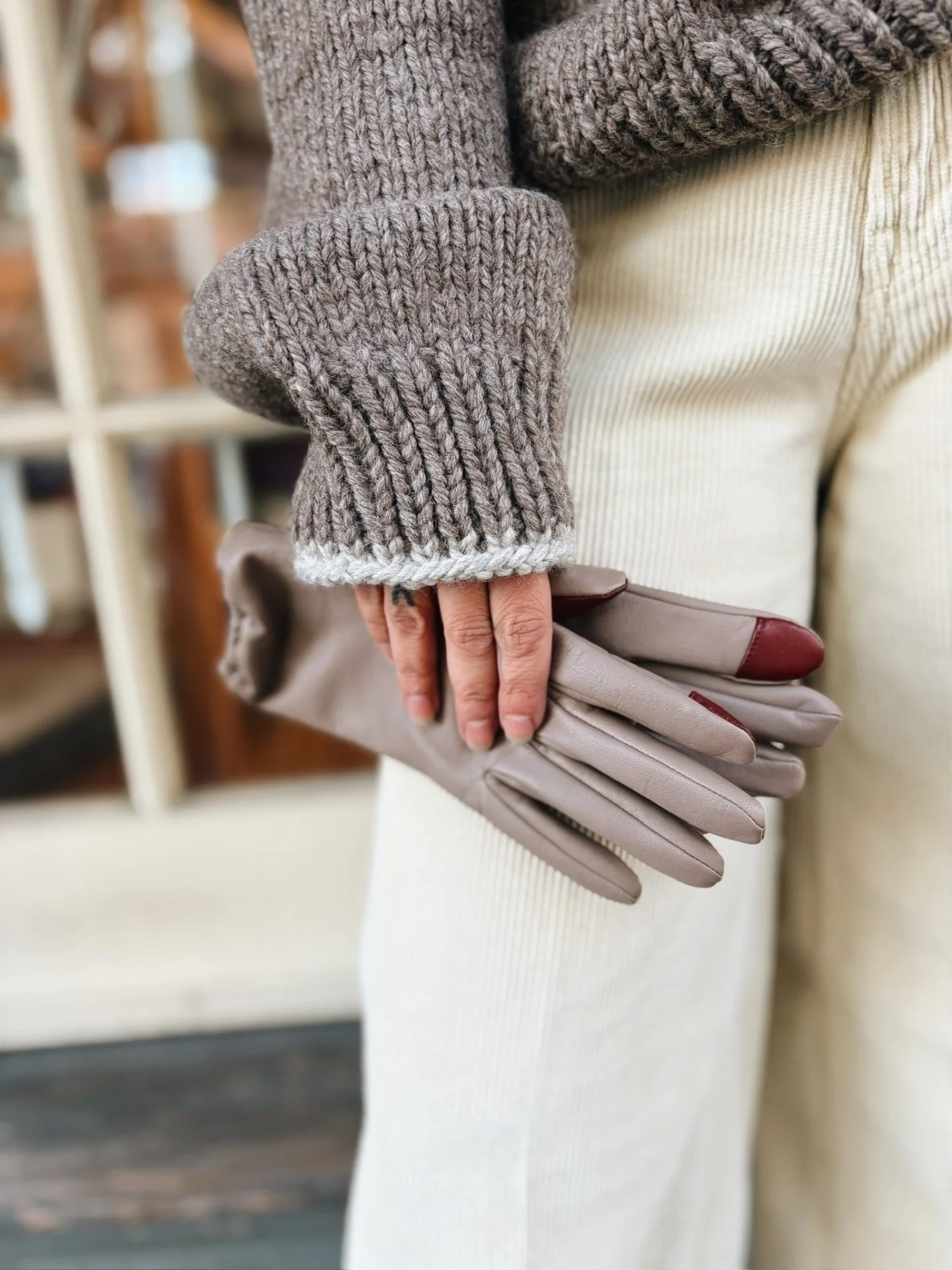 The Aristide cashmere-lined leather gloves are not only cozy, but so functional for the Seattle chill with touch screen compatible thumb and index finger 😌