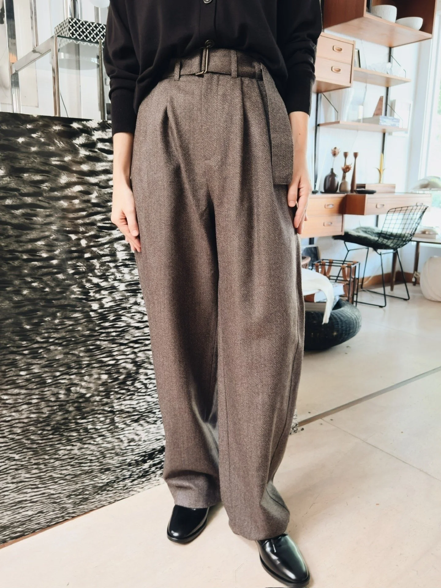 Cole Trouser + Idem Sweater in Espresso Brown from @soeur_paris (now 30% off 👀) 

Open today from 11-5!