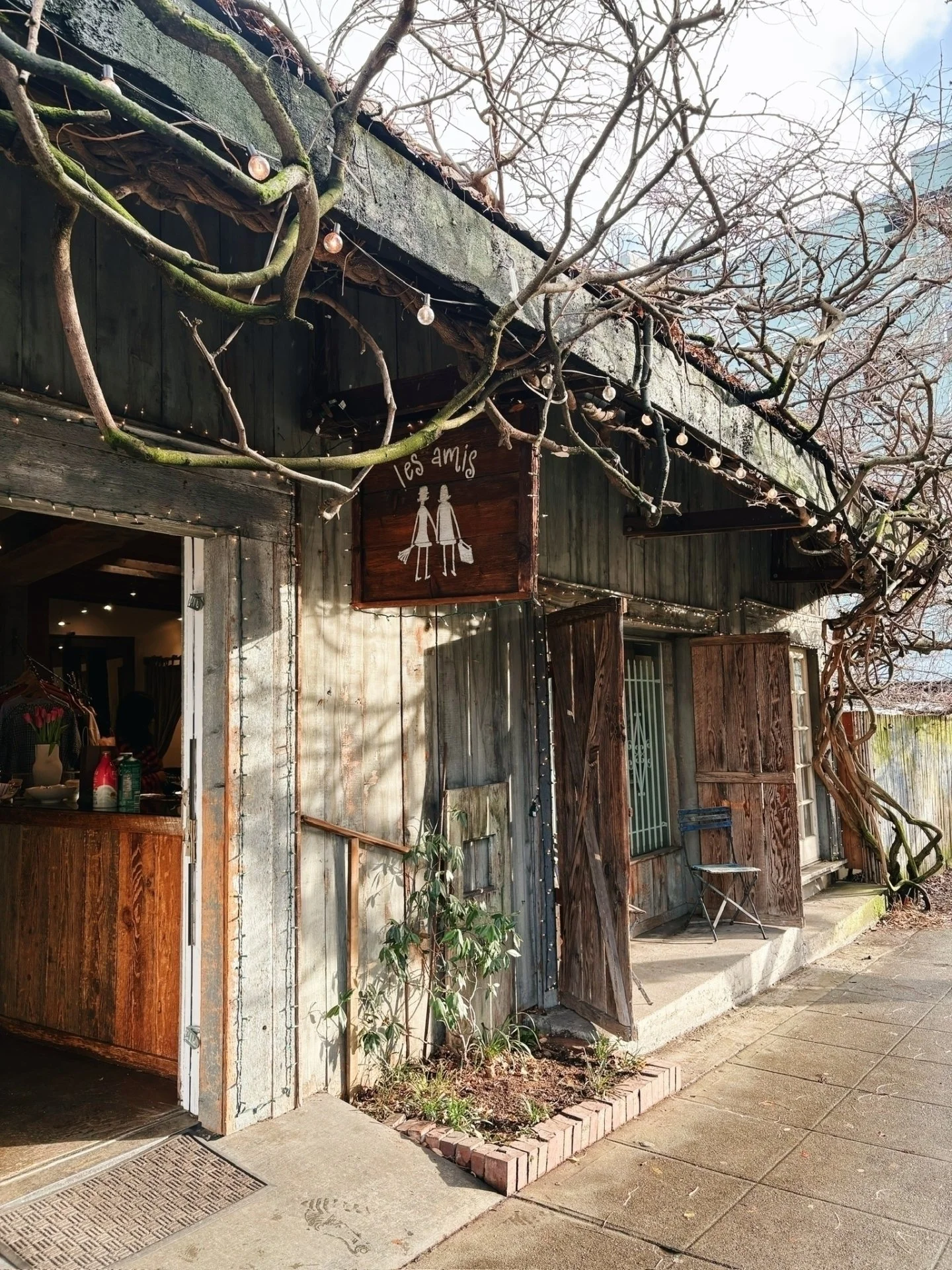 It may be chilly outside but Spring has landed in the shop! In the meantime, we'll be enjoying any drop of sunshine that lands at our door 🤗

See you from 11-6 today!