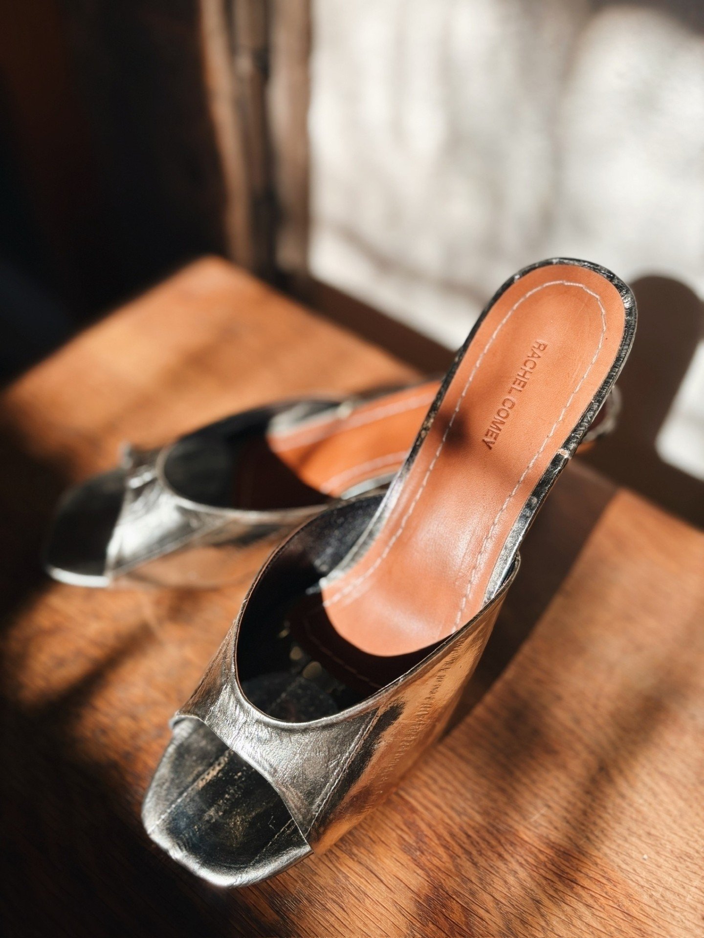 A classic kitten heel from @rachelcomey, the Taro Heel is back in Gold Eel Leather ✨