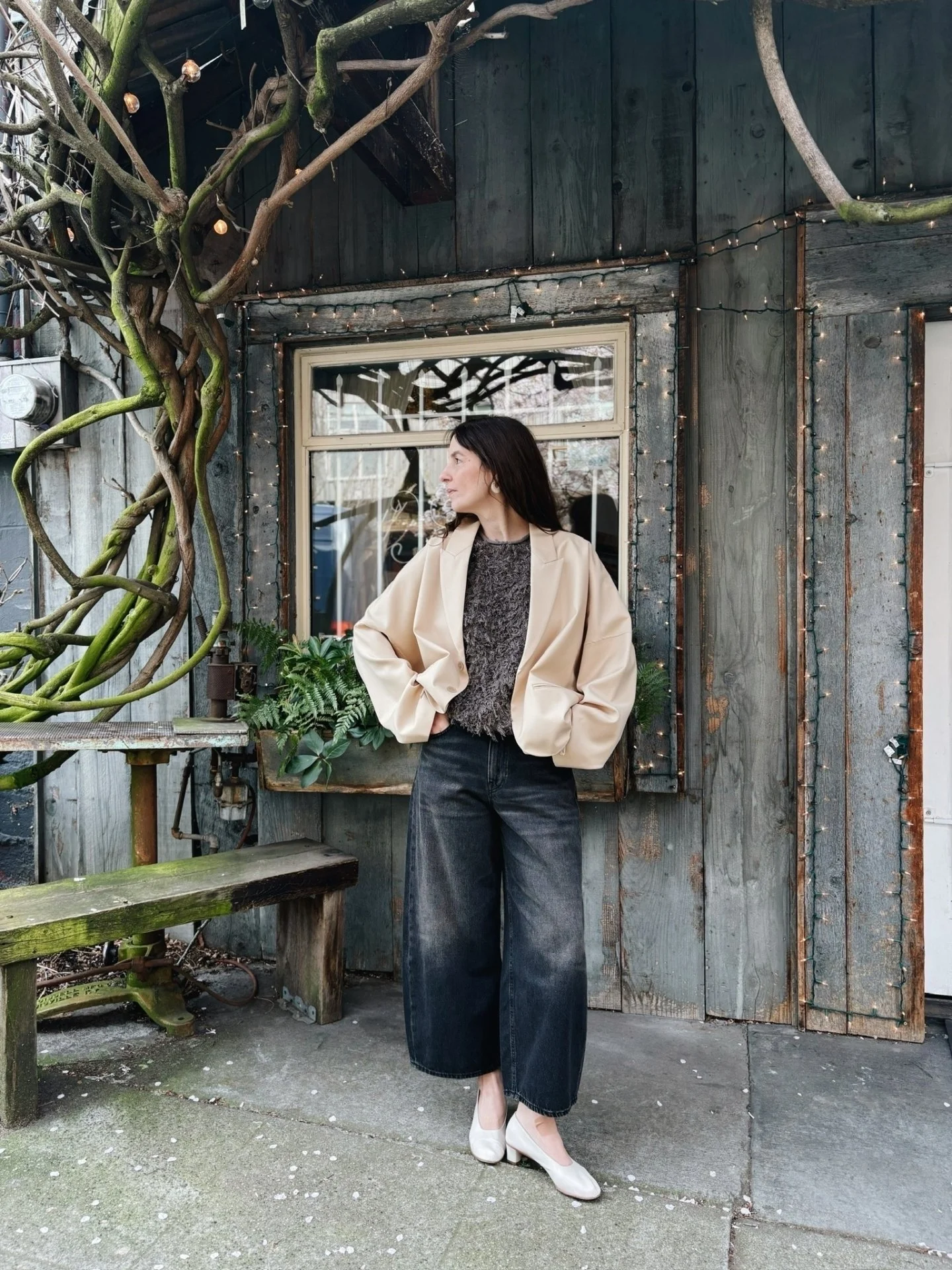 The Relaxed Cardigan Blazer (we seriously can&rsquo;t get enough of this one!!) &amp; store fave Cropped Roomy Jean in Mineral Black from @6397_news ⭐️ 

Paired with the Tufted Vest by @laurenmanoogian
