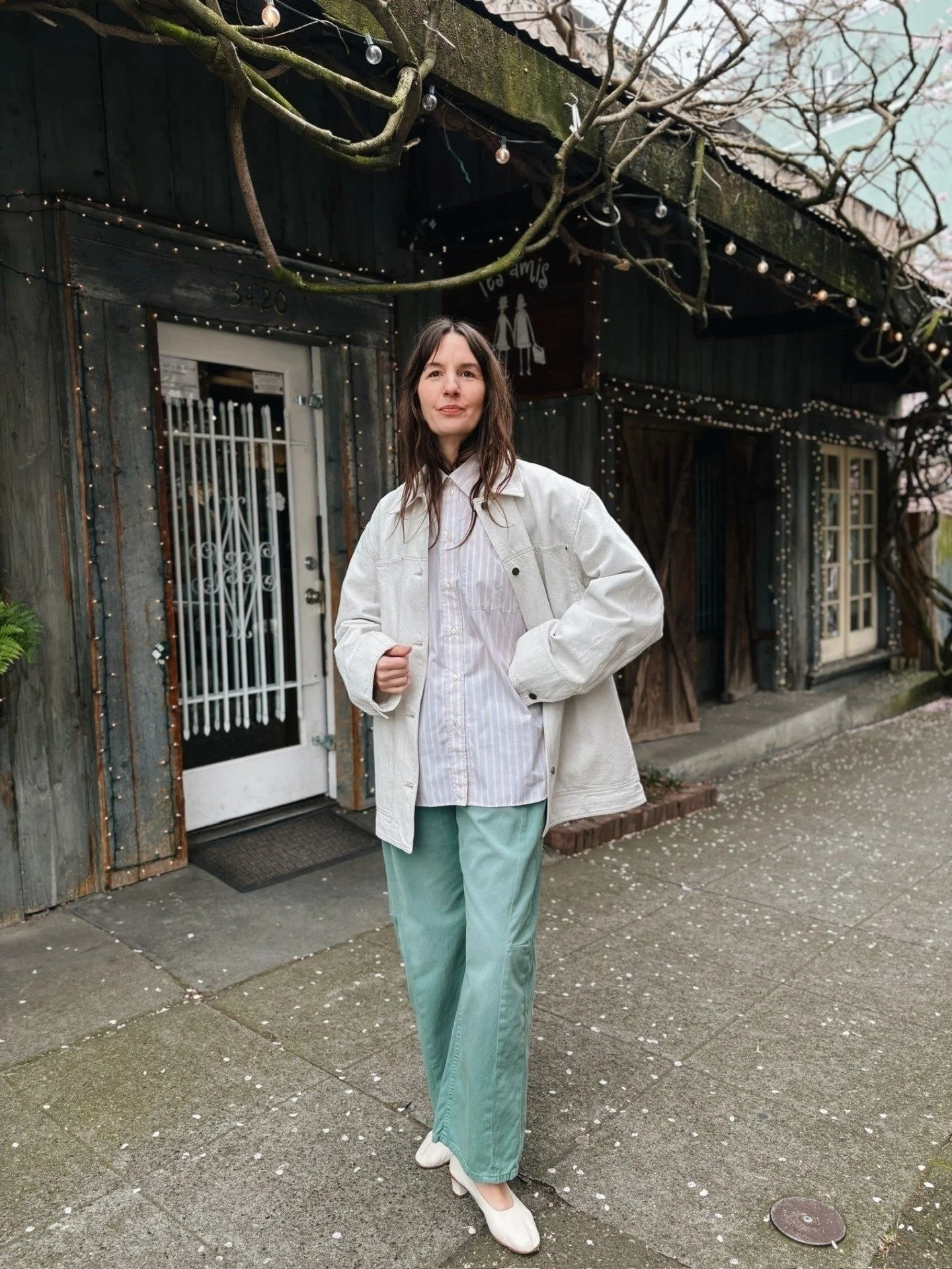 Open today 11-5 👋

Lange Lasso Chino in Lindon Overdye from @b_sides_jeans 🤝 @soeur_paris Carlotta Shirt and Hija Ample Jacket