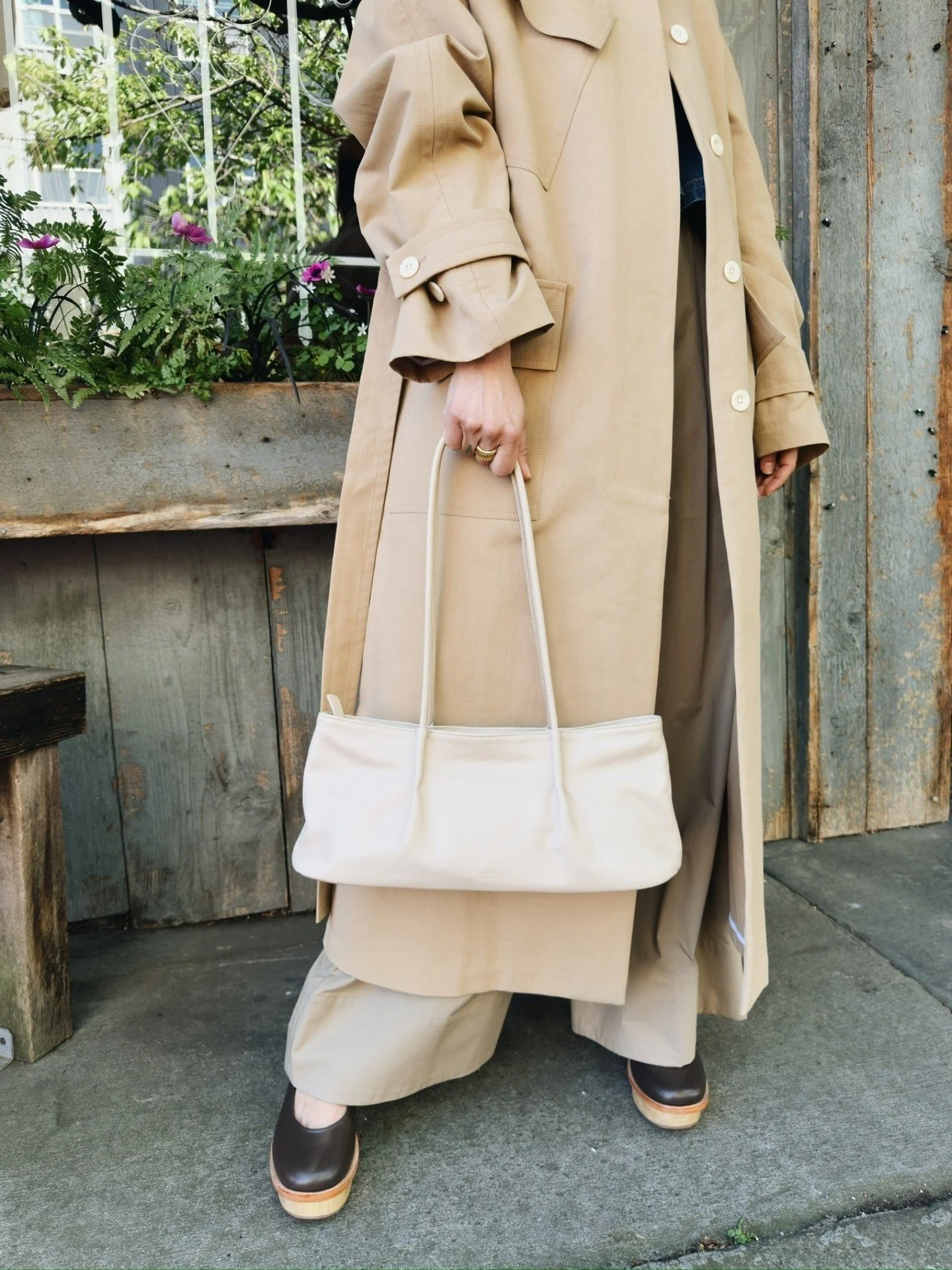 The Frances Baguette 🥖 in Fawn Pebbled Leather from @are_studio paired with the Alves Trench in Camel Cotton Gabardine by @rachelcomey