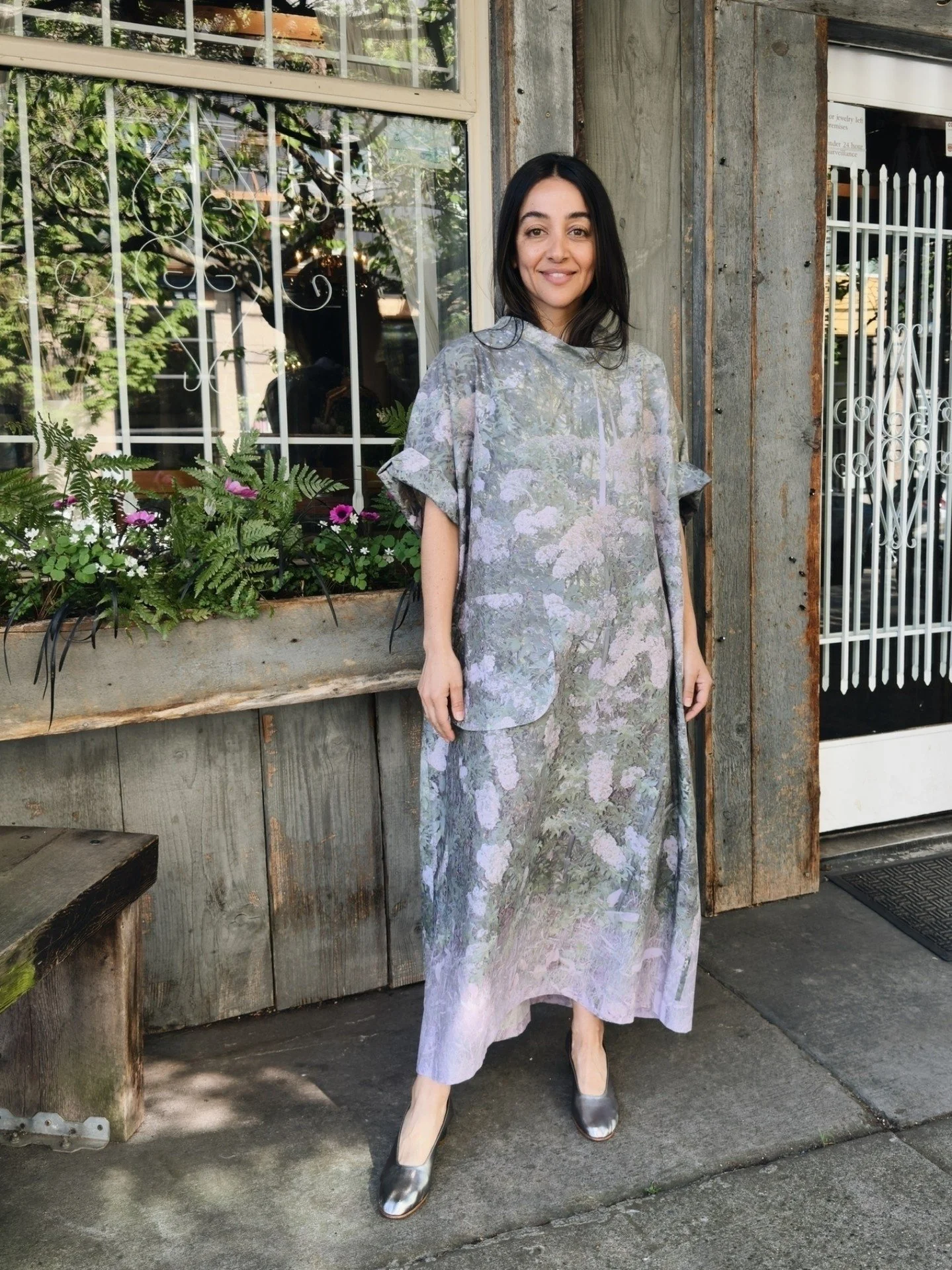 For their Spring collection, @anntianstudio worked with the slowflower-farm Von Hand, visiting throughout the year and photographing hand-grown and picked bouquets. 

These photographs then became the prints on each of these garments- how beautiful! 