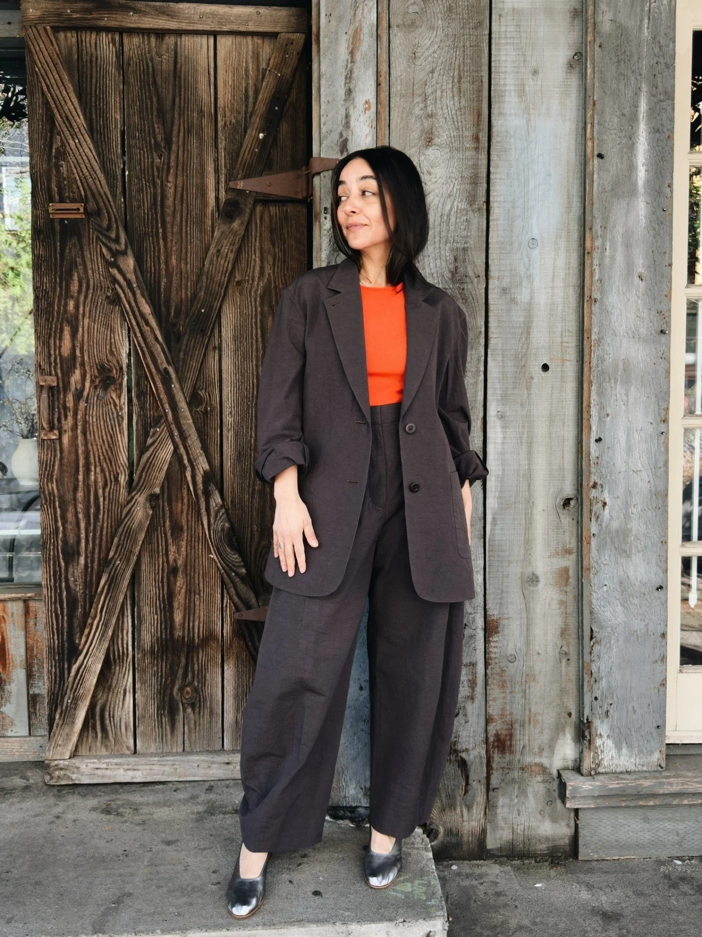 A little restock of the Cacao Trousers &amp; Two-Button Blazer from @sayakadavis 🤎 

+ @mollydebiak is still in the shop with us today from 11-6!